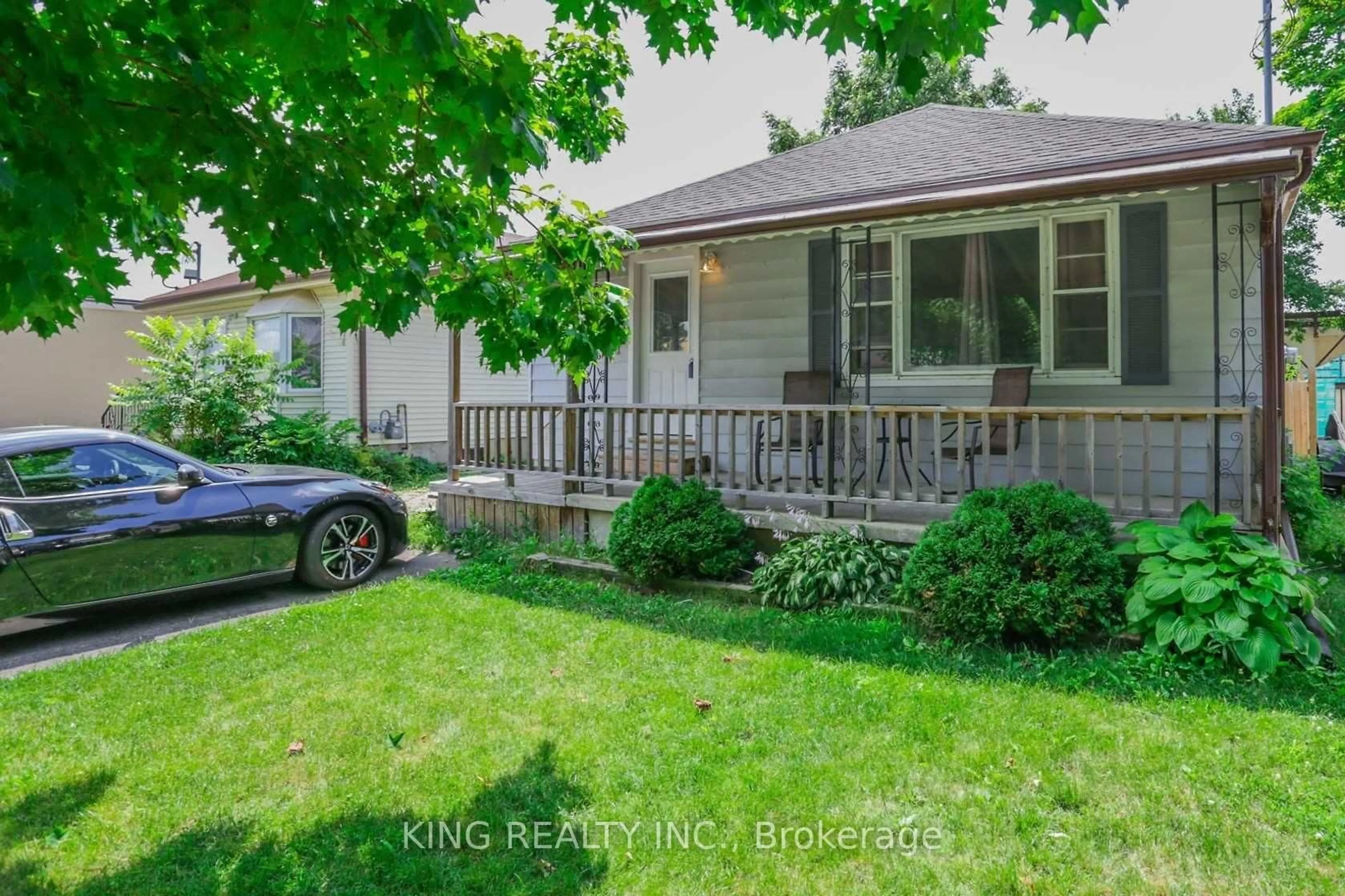 A pic from outside/outdoor area/front of a property/back of a property/a pic from drone, street for 423 SPRUCE St, London East Ontario N5W 4P2