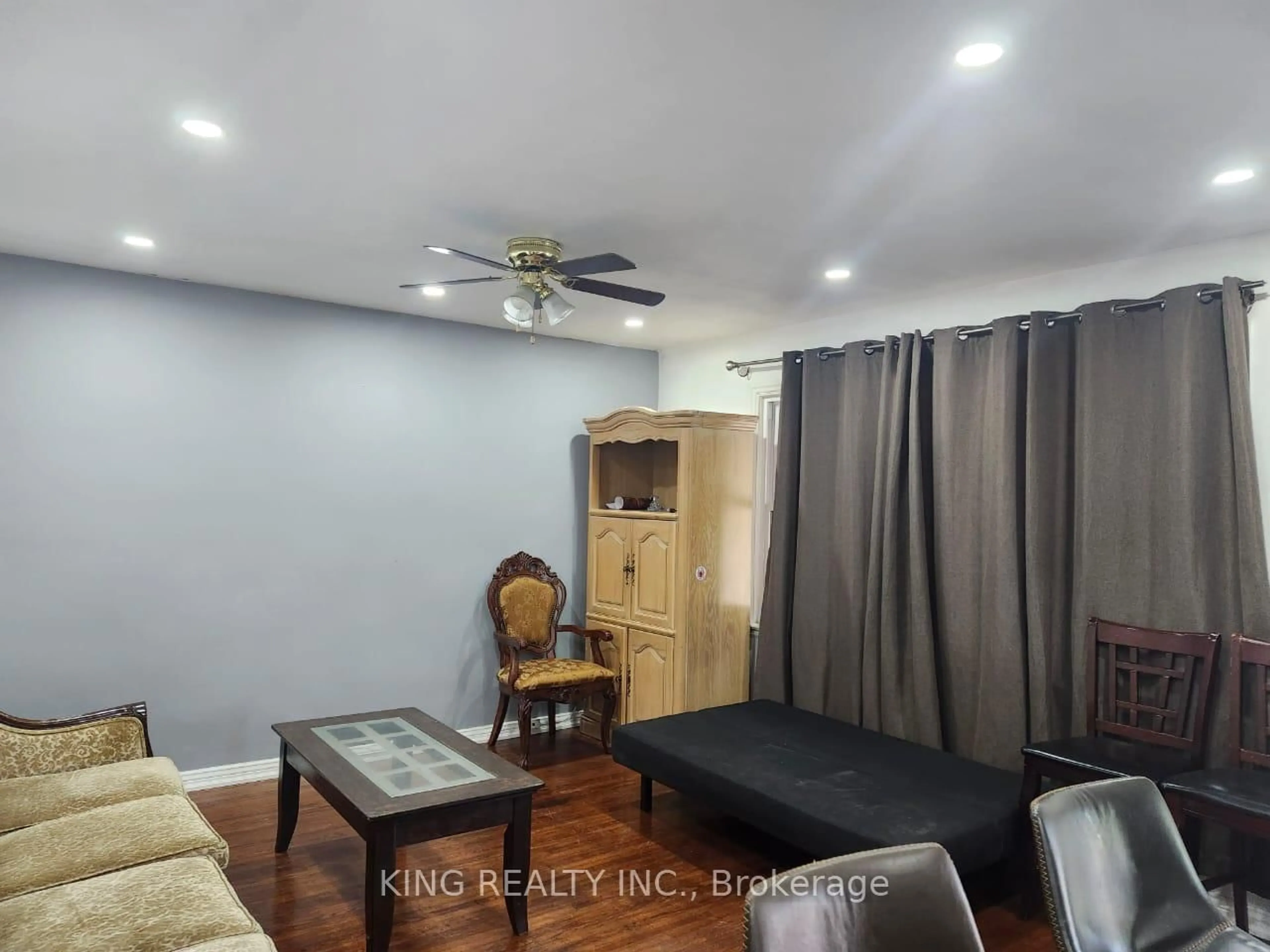 Living room with furniture, wood/laminate floor for 423 SPRUCE St, London East Ontario N5W 4P2
