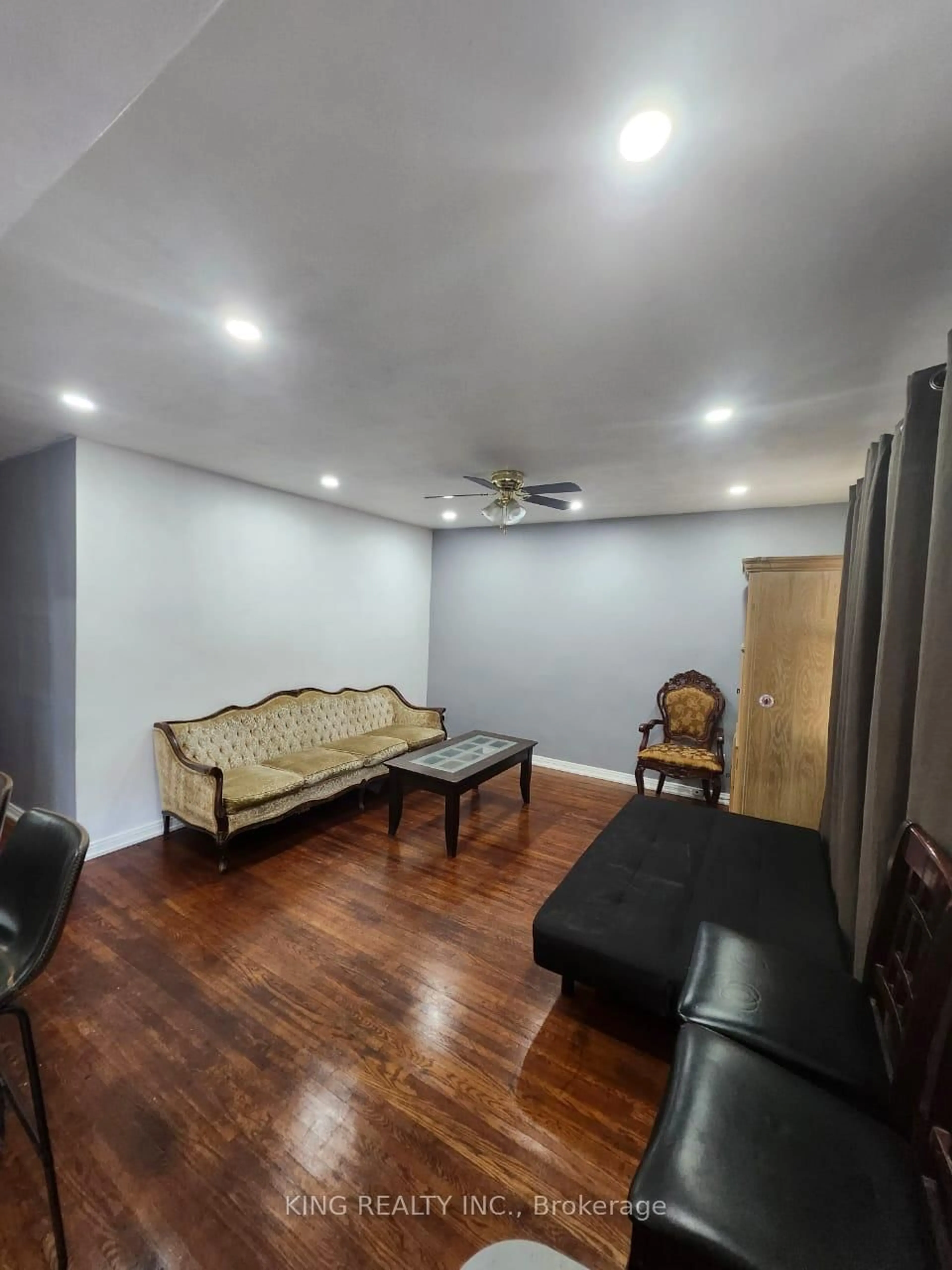 Living room with furniture, wood/laminate floor for 423 SPRUCE St, London East Ontario N5W 4P2