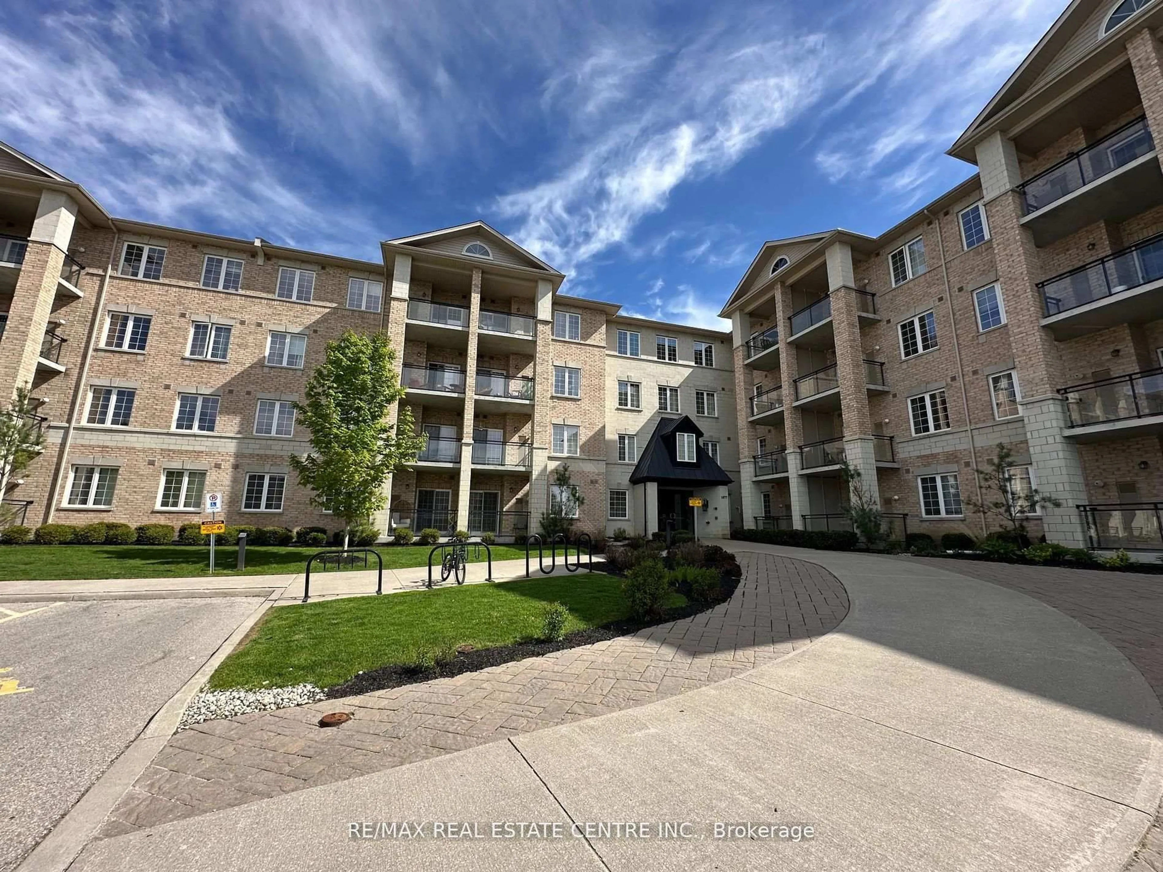A pic from outside/outdoor area/front of a property/back of a property/a pic from drone, unknown for 1077 Gordon St #118, Guelph Ontario N1G 0E3