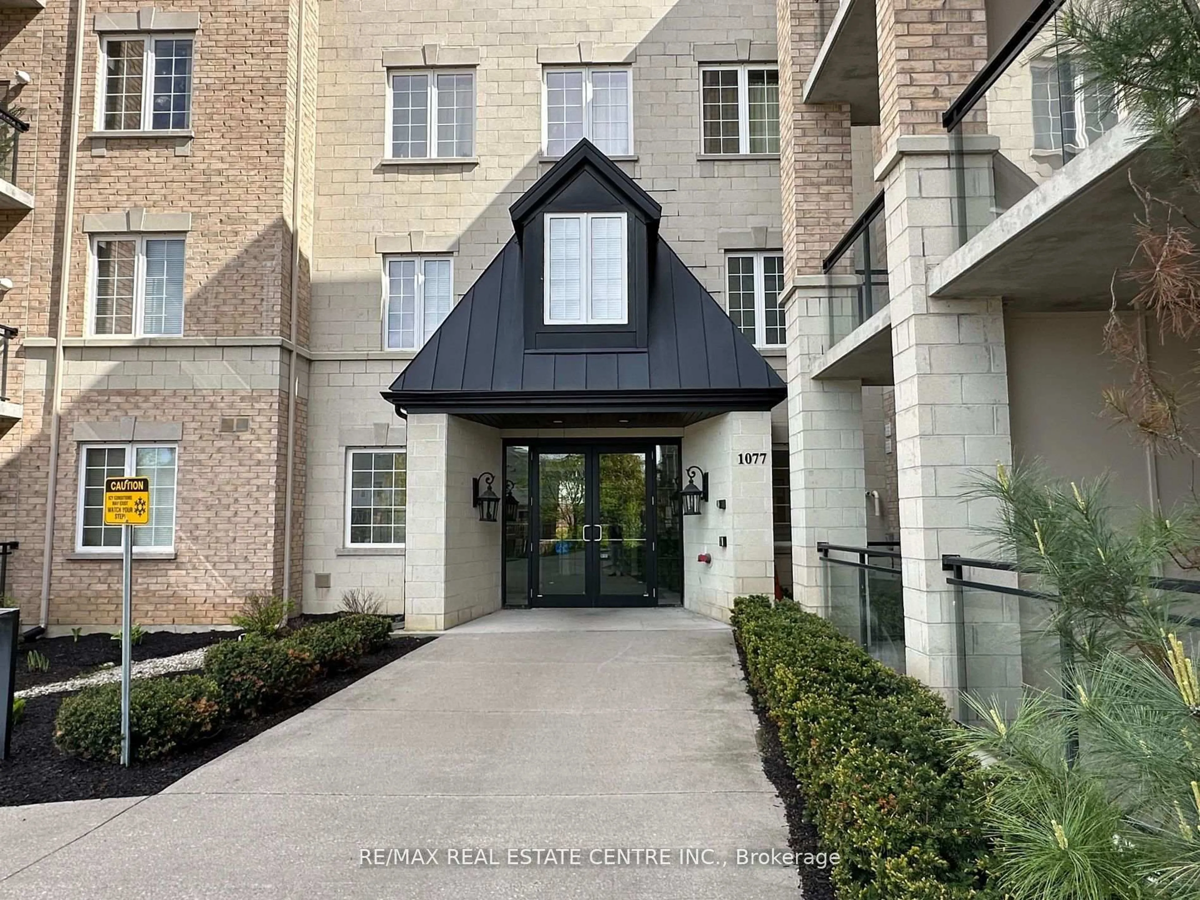 Indoor foyer for 1077 Gordon St #118, Guelph Ontario N1G 0E3