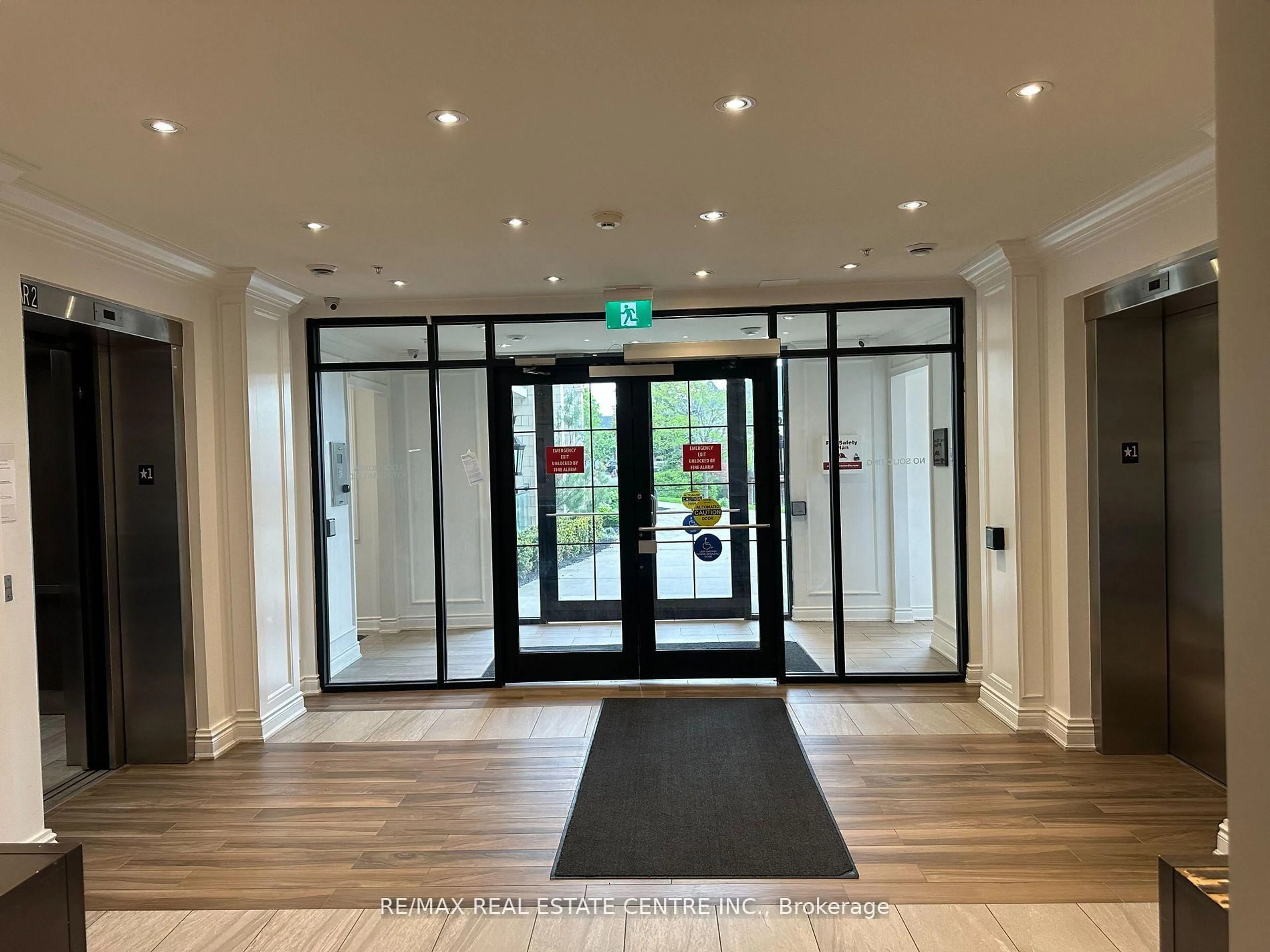 Indoor foyer for 1077 Gordon St #118, Guelph Ontario N1G 0E3