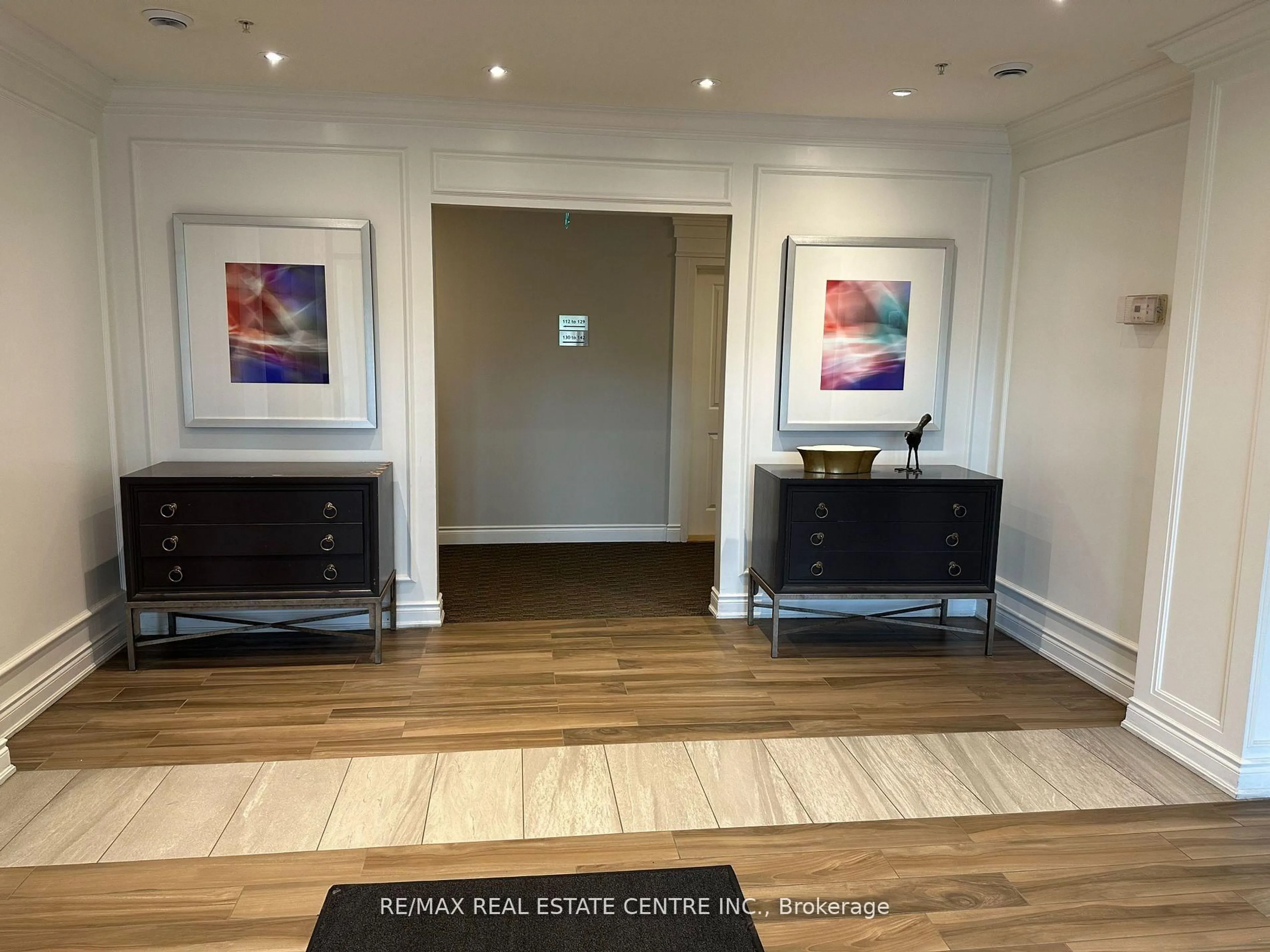 Indoor foyer for 1077 Gordon St #118, Guelph Ontario N1G 0E3