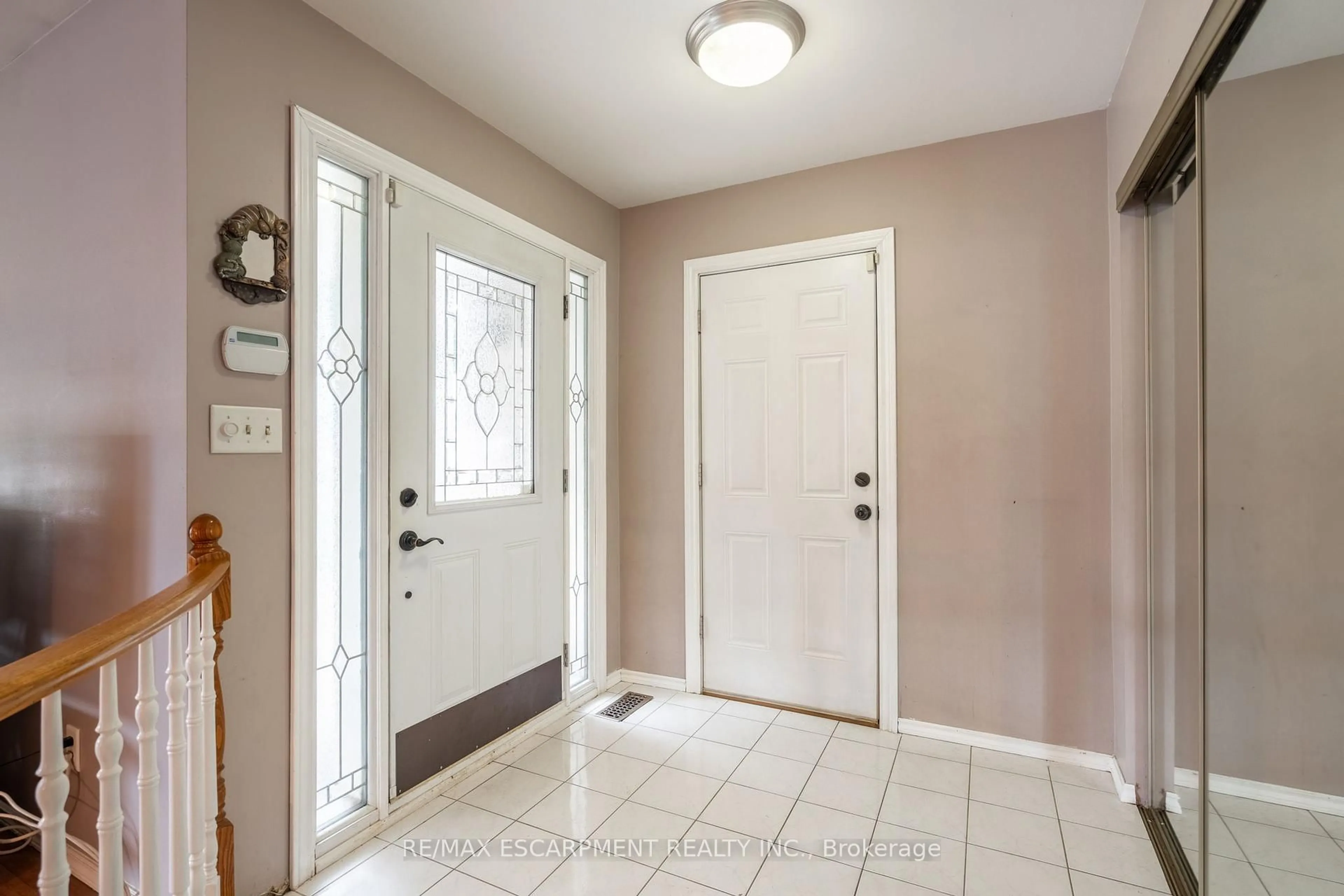 Indoor entryway for 16 Flamingo Dr, Hamilton Ontario L9A 4X7