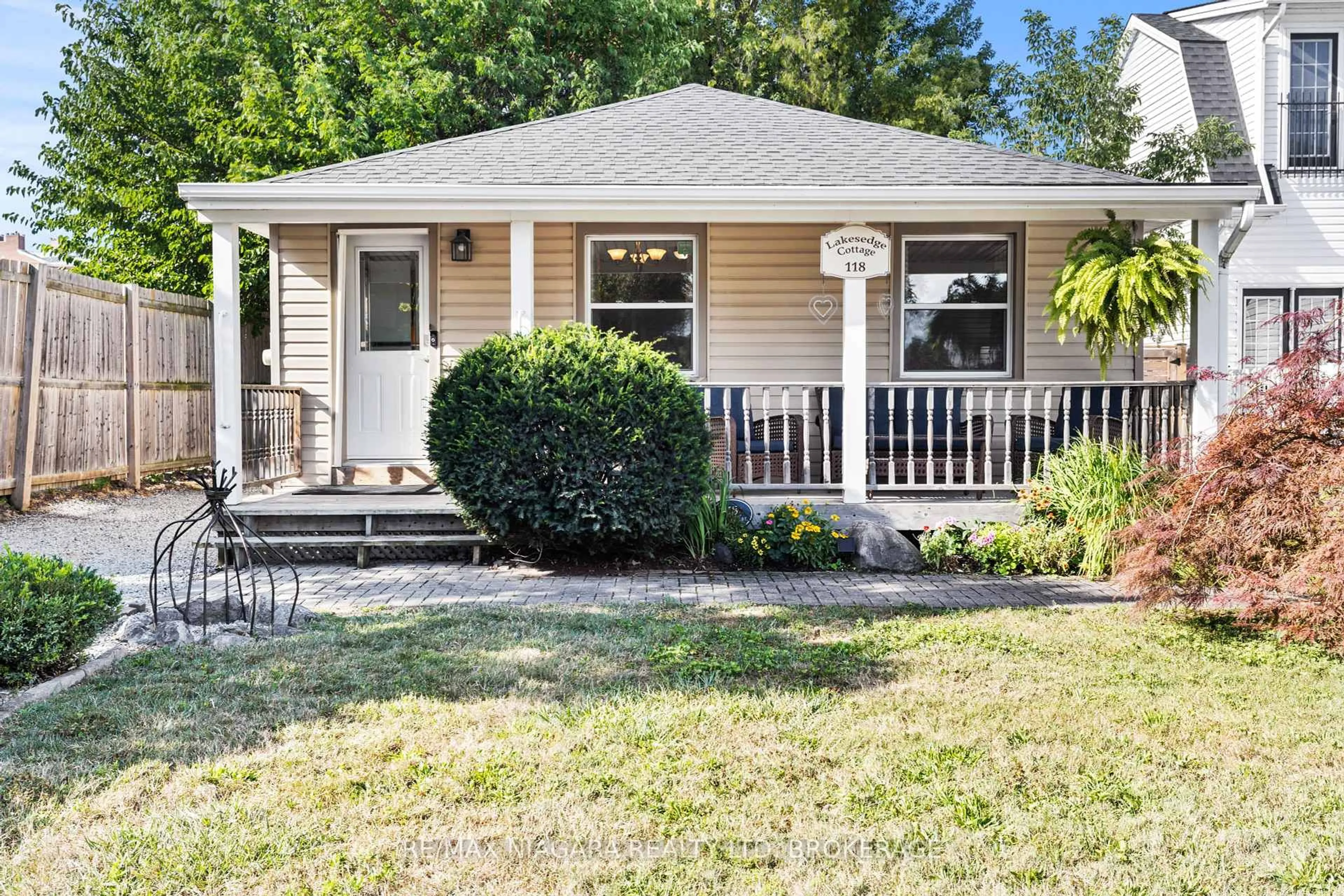 Home with vinyl exterior material, street for 118 Lockhart St, Niagara-on-the-Lake Ontario L0S 1J0