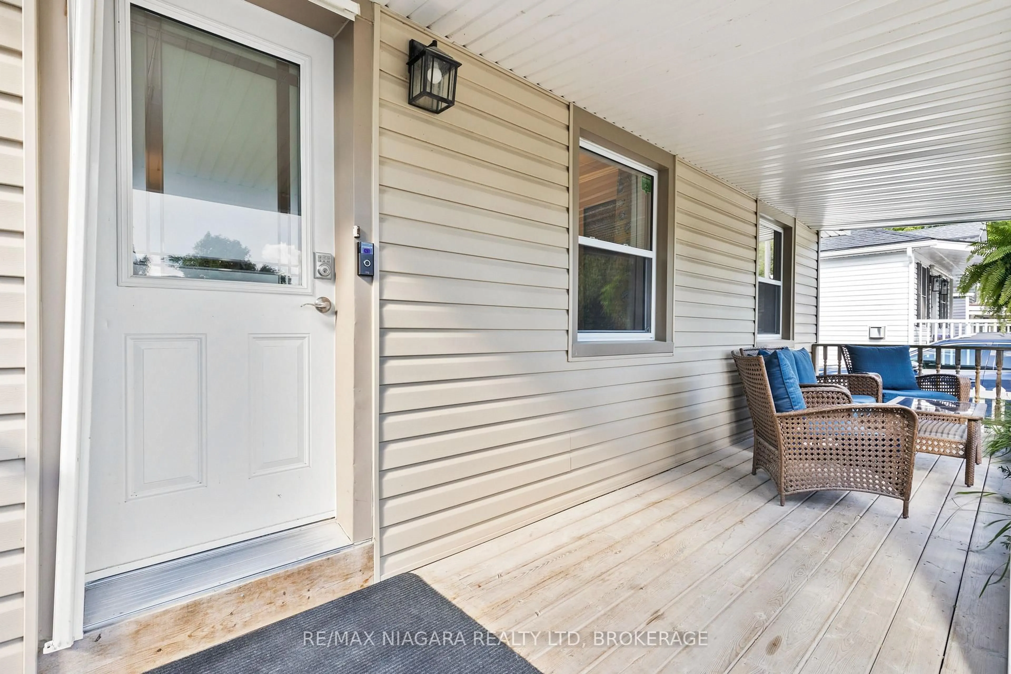 Home with vinyl exterior material, street for 118 Lockhart St, Niagara-on-the-Lake Ontario L0S 1J0
