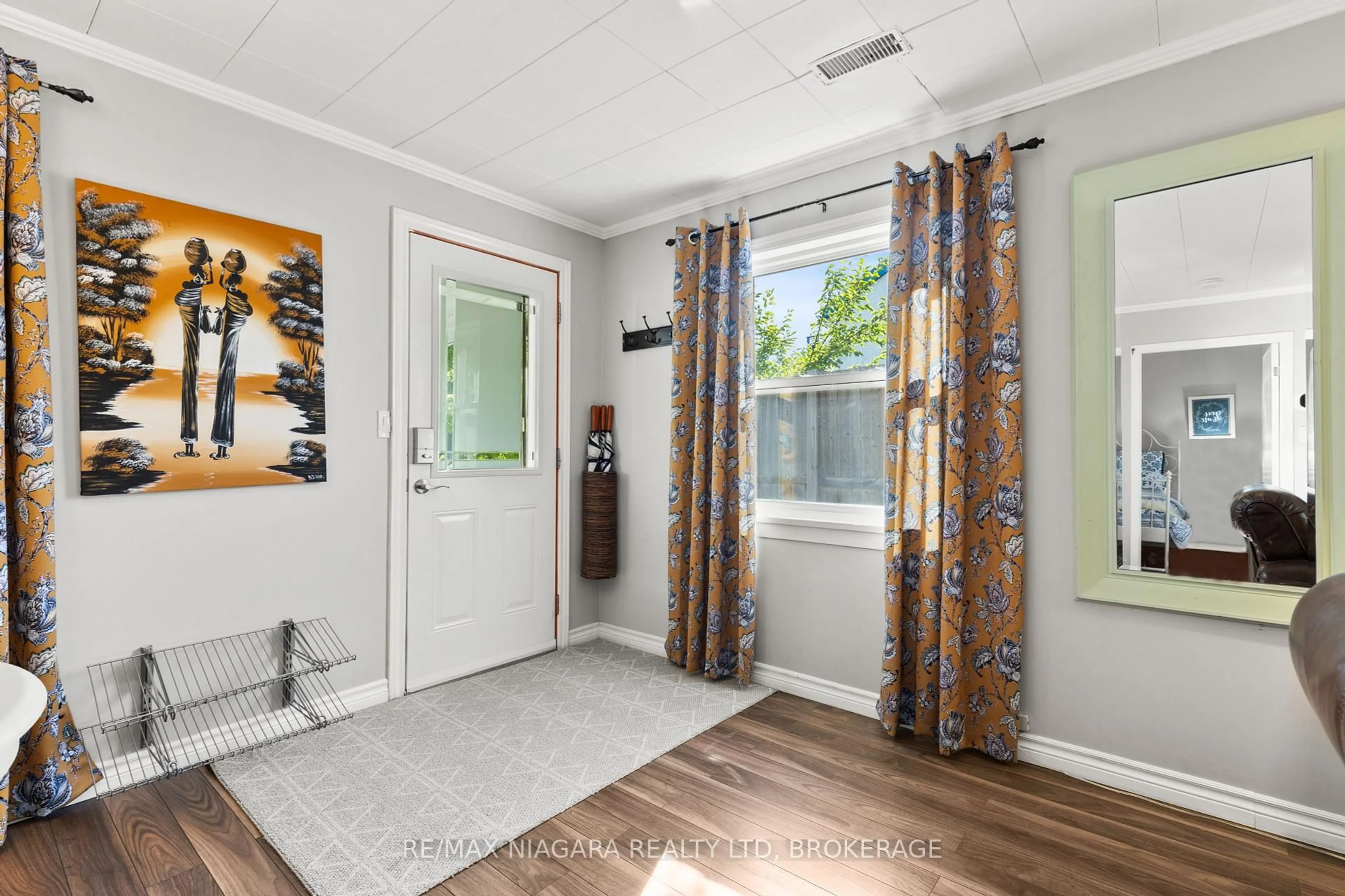 Indoor entryway for 118 Lockhart St, Niagara-on-the-Lake Ontario L0S 1J0
