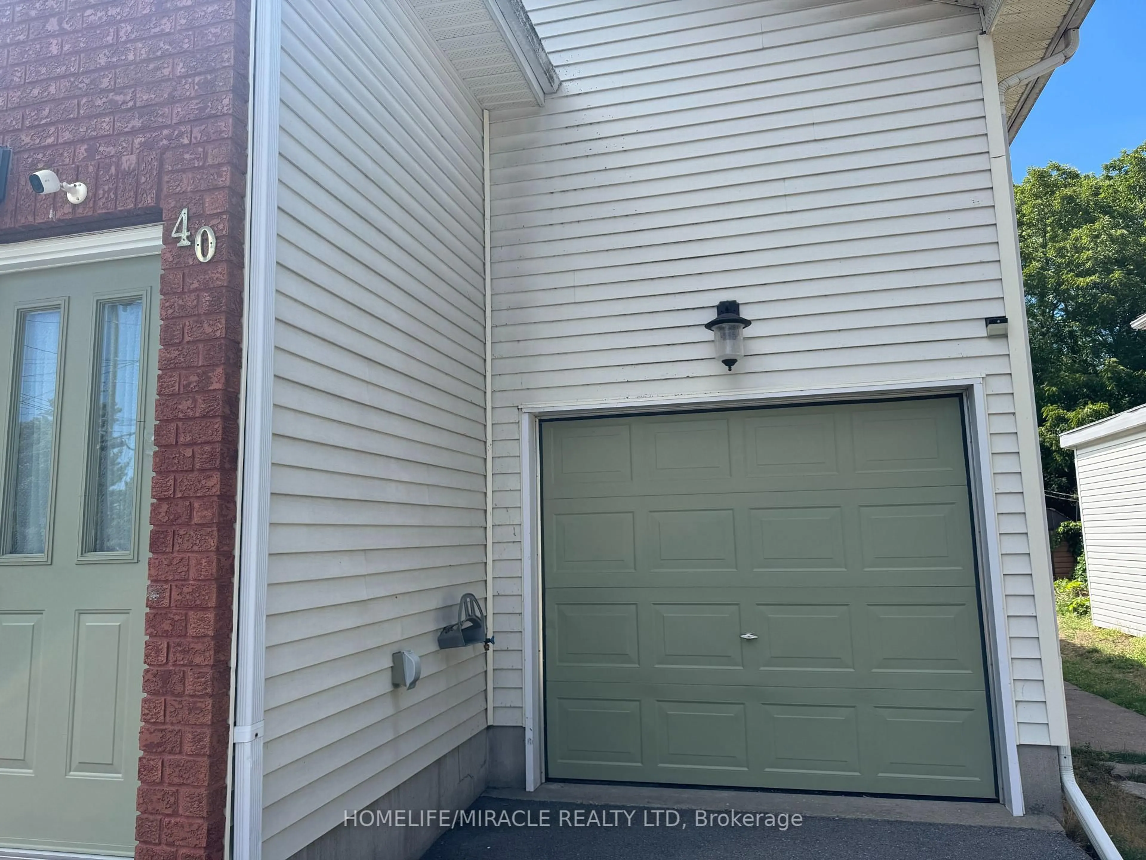 Indoor garage for 40 ST. CHARLES St, Belleville Ontario K8P 2V8