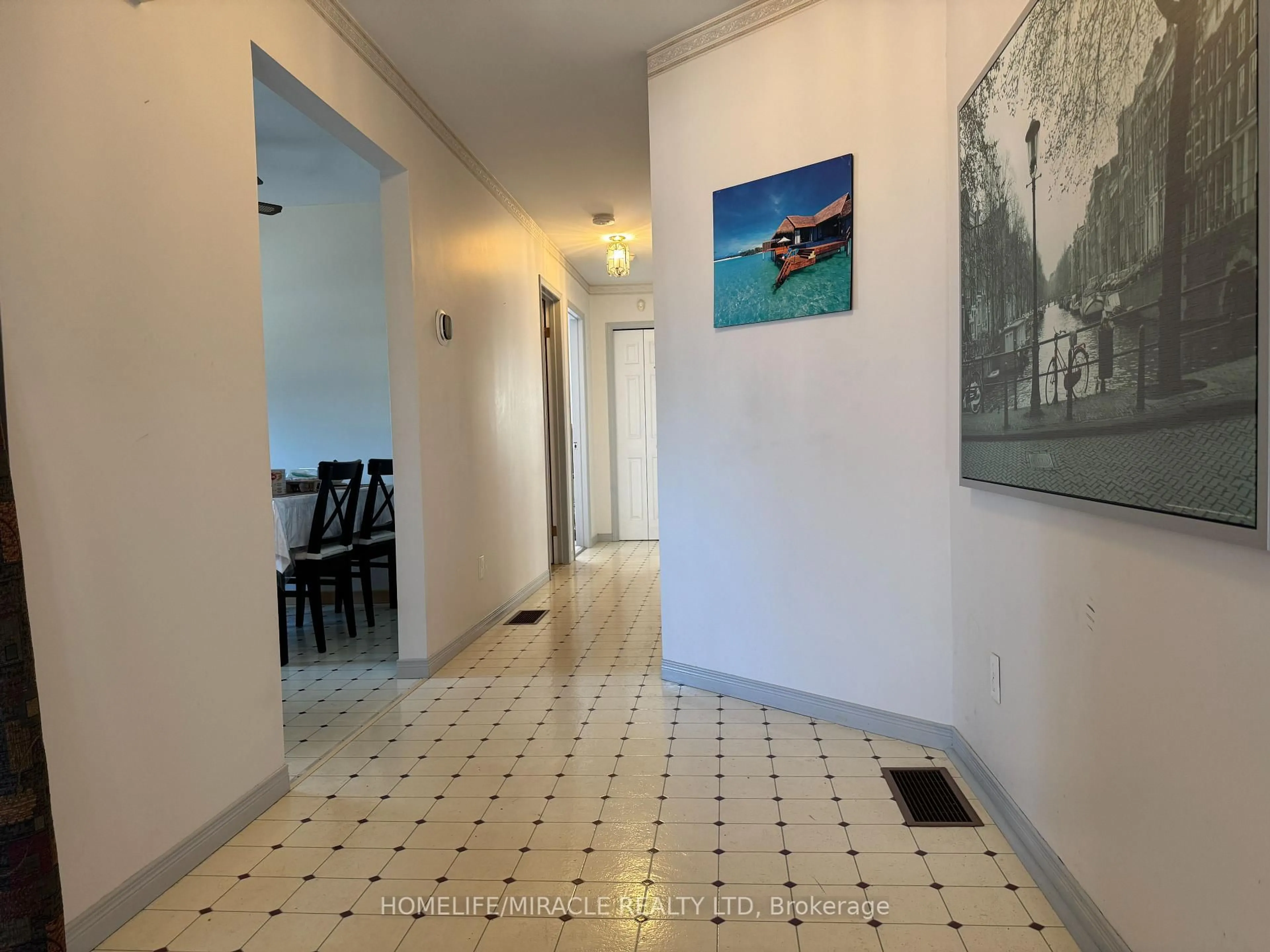 Indoor foyer for 40 ST. CHARLES St, Belleville Ontario K8P 2V8