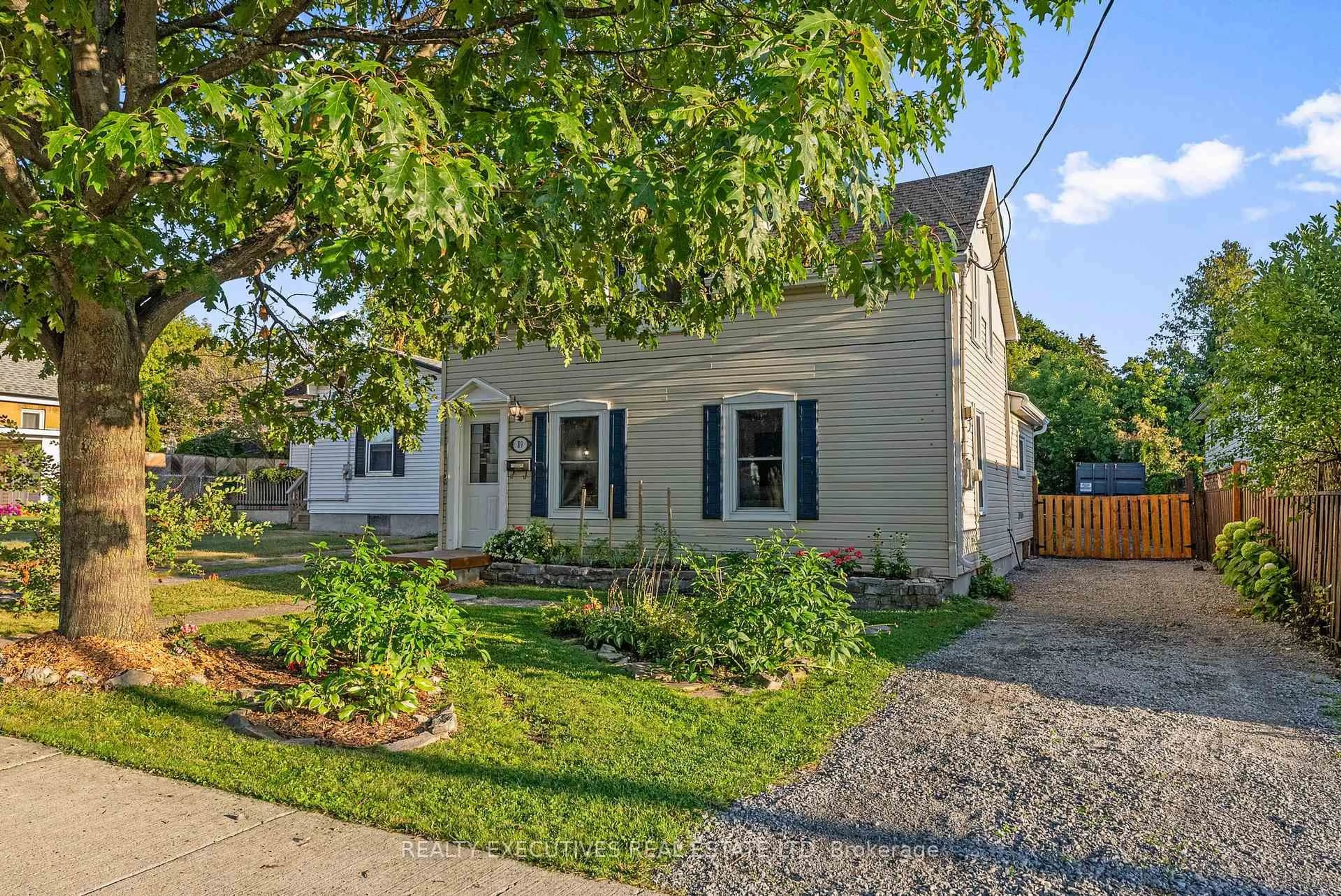Home with vinyl exterior material, street for 89 Churchill St, Kingston Ontario K7M 2L1