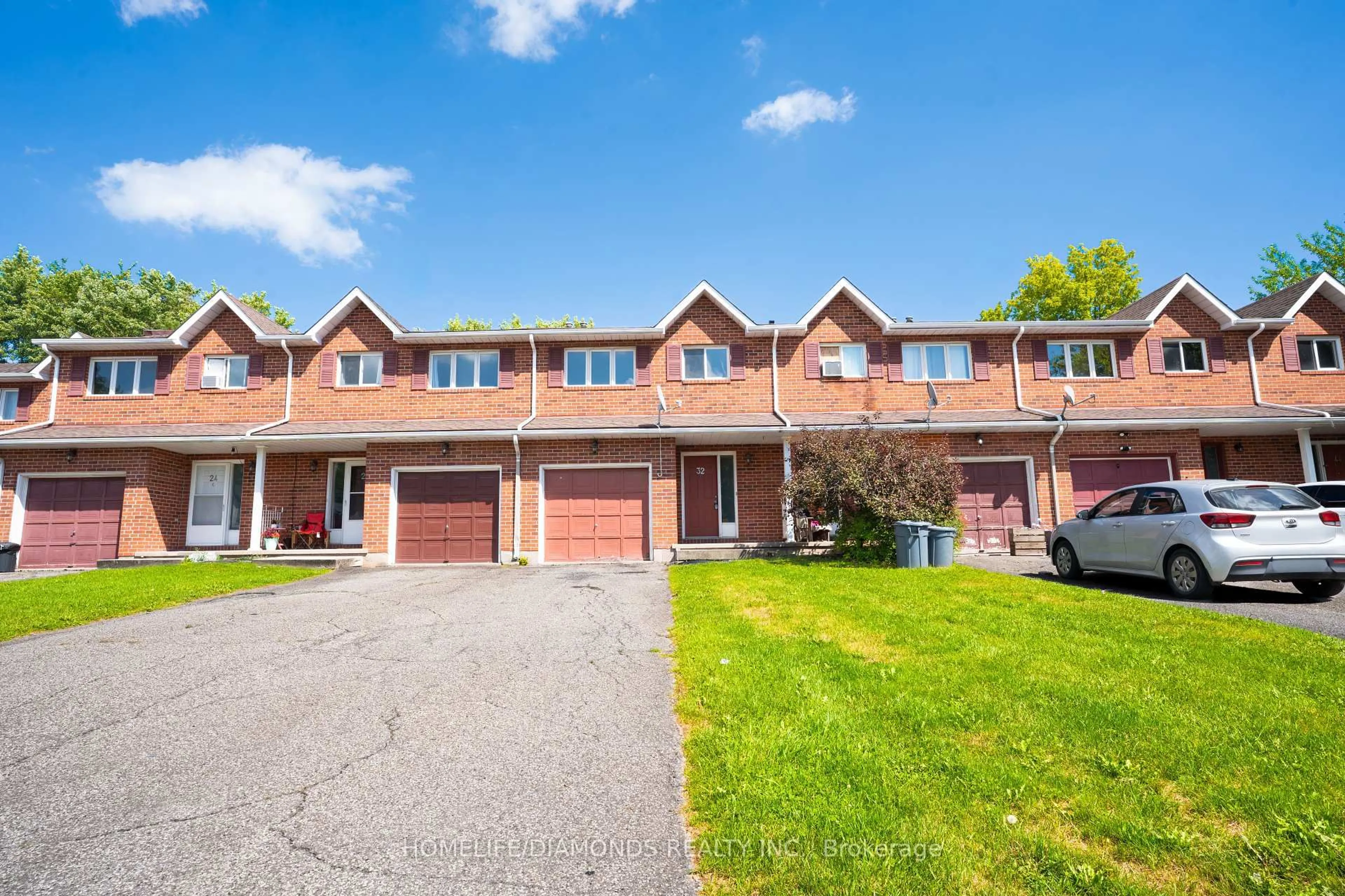 A pic from outside/outdoor area/front of a property/back of a property/a pic from drone, unknown for 32 NELSON Tr, Welland Ontario L3C 3V4