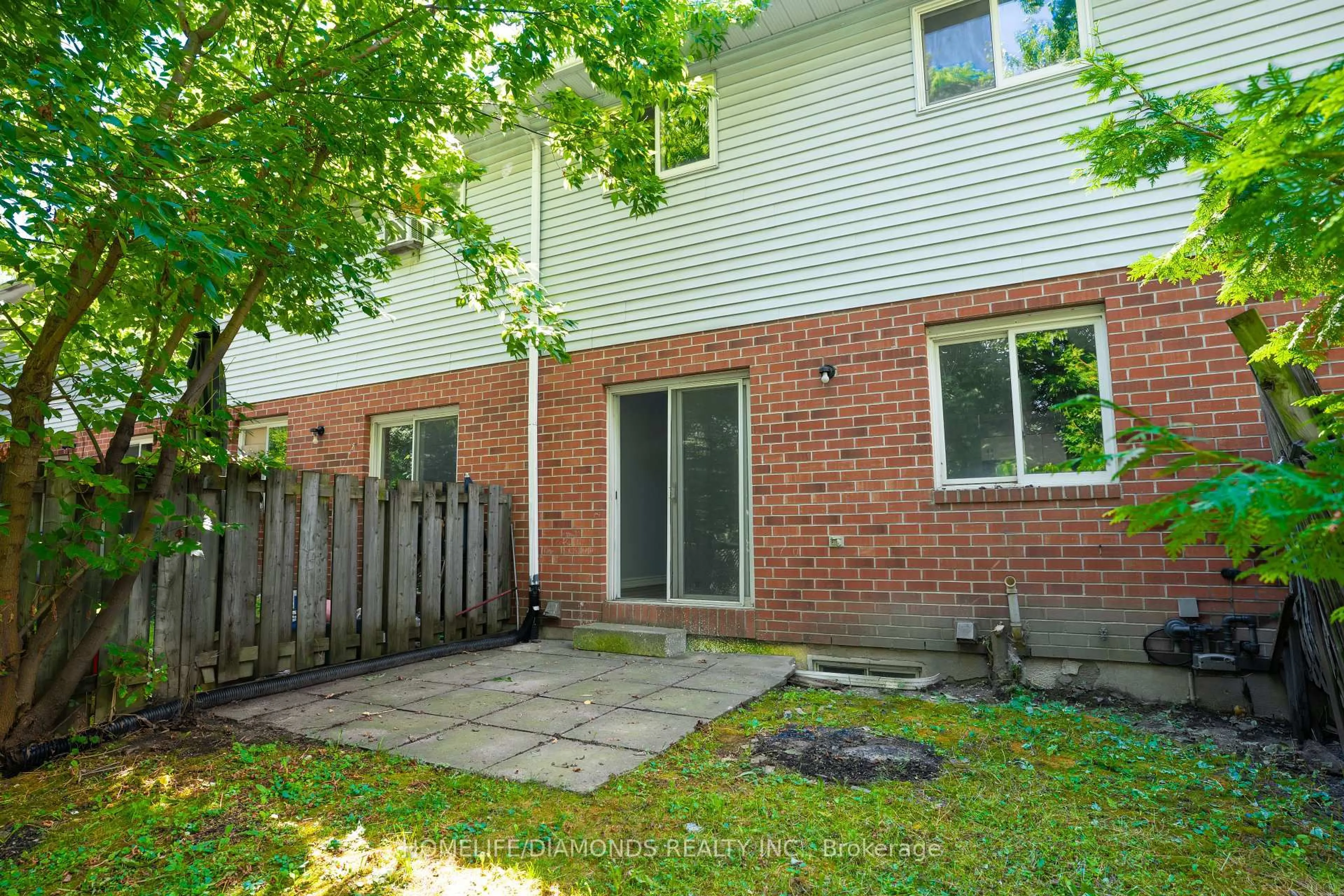 Patio, street for 32 NELSON Tr, Welland Ontario L3C 3V4