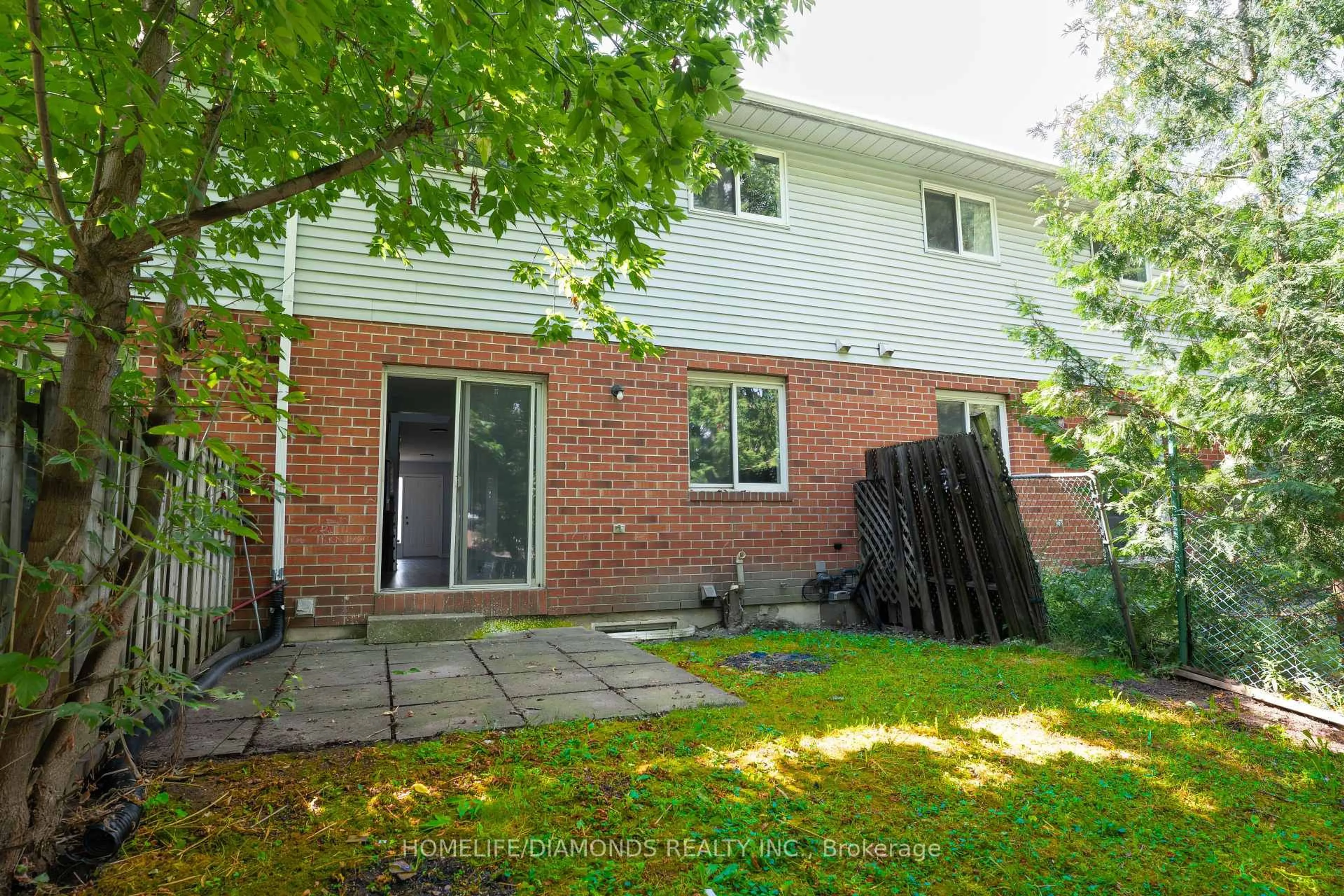 Patio, unknown for 32 NELSON Tr, Welland Ontario L3C 3V4