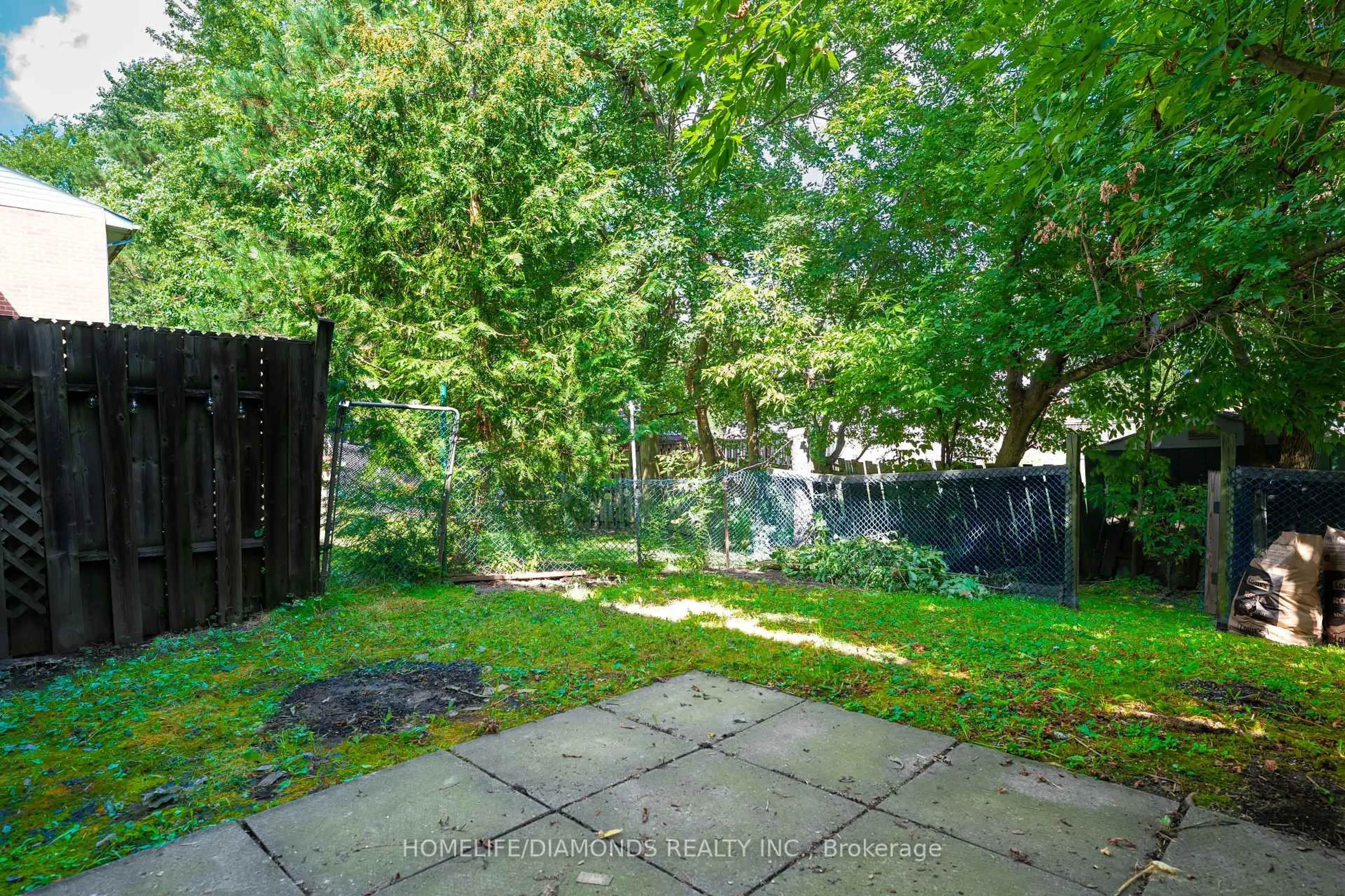 Patio, forest/trees view for 32 NELSON Tr, Welland Ontario L3C 3V4