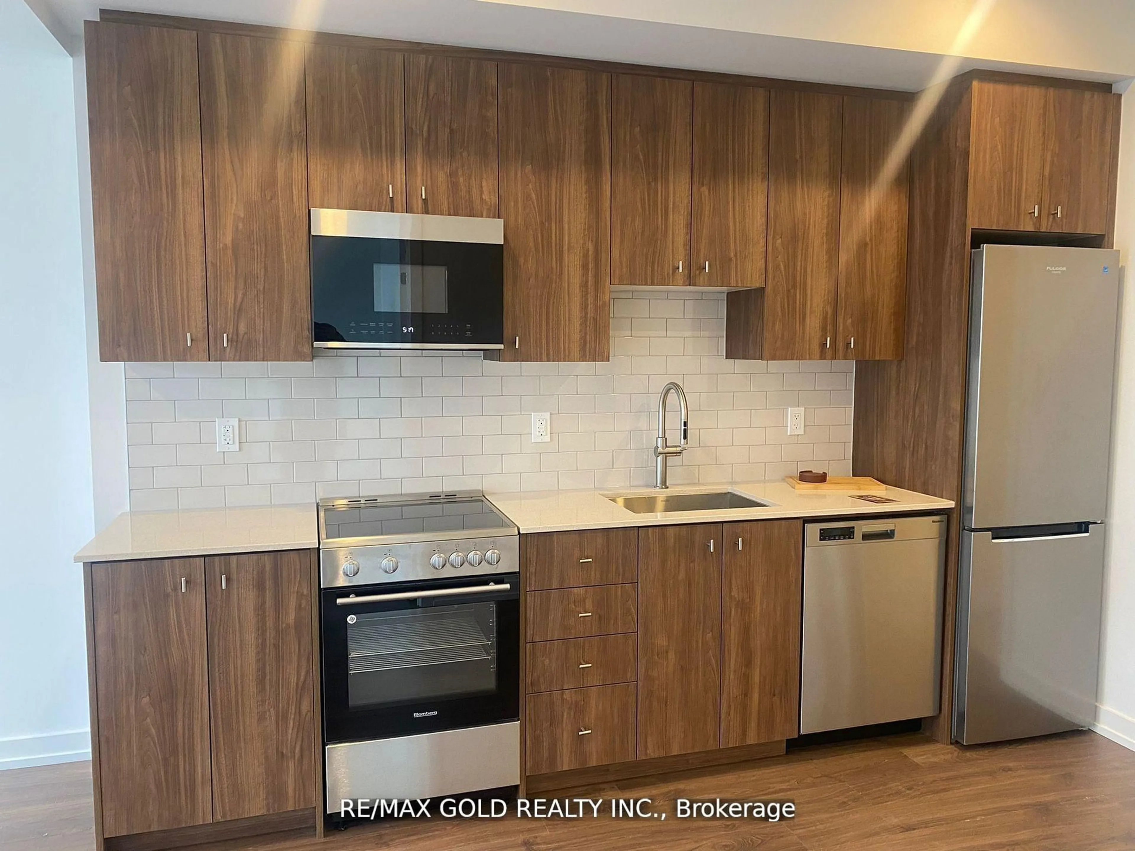 Standard kitchen, wood/laminate floor for 15 Wellington St #1914, Kitchener Ontario N2G 0E4