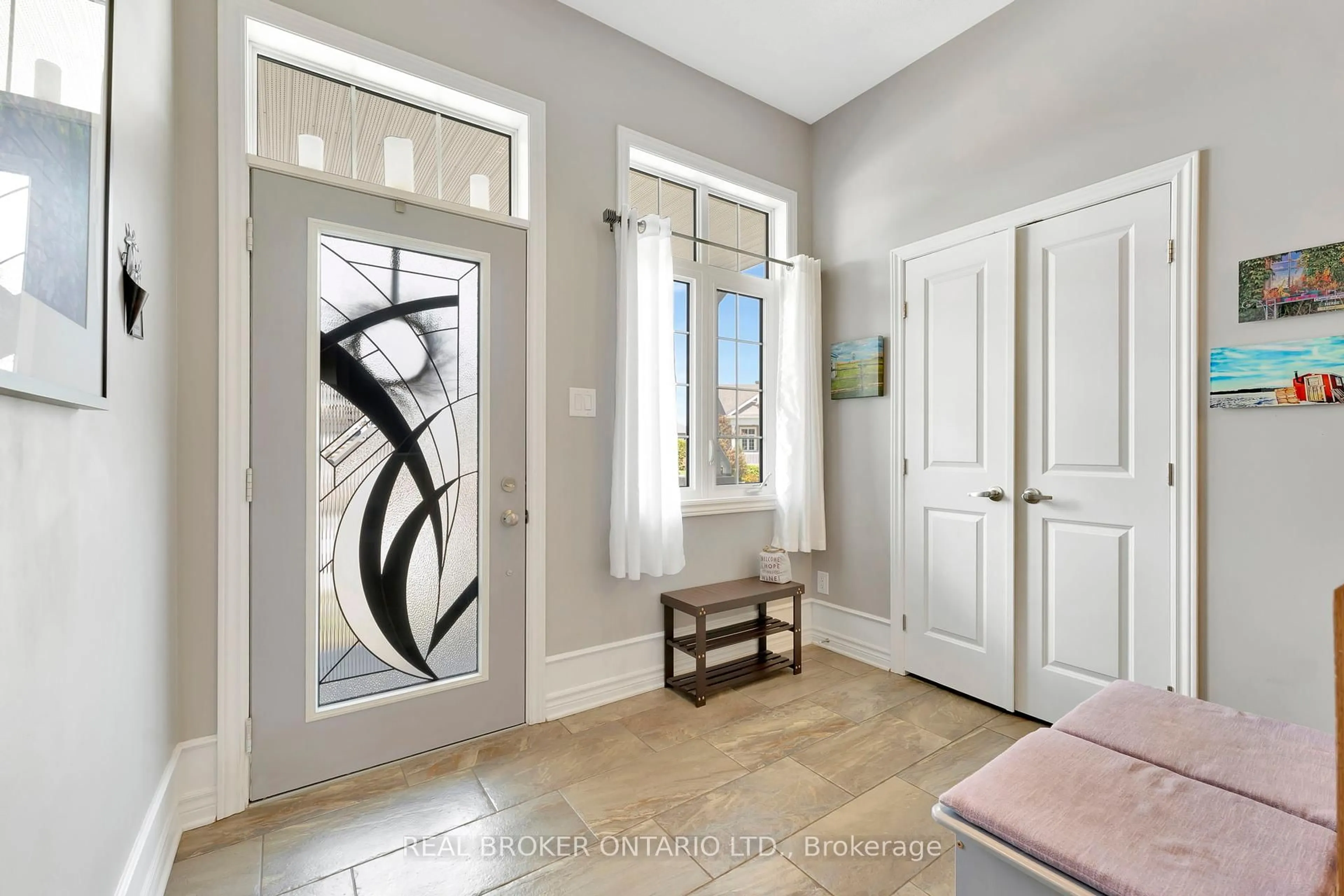 Indoor entryway for 146 Oxford St, North Grenville Ontario K0G 1J0