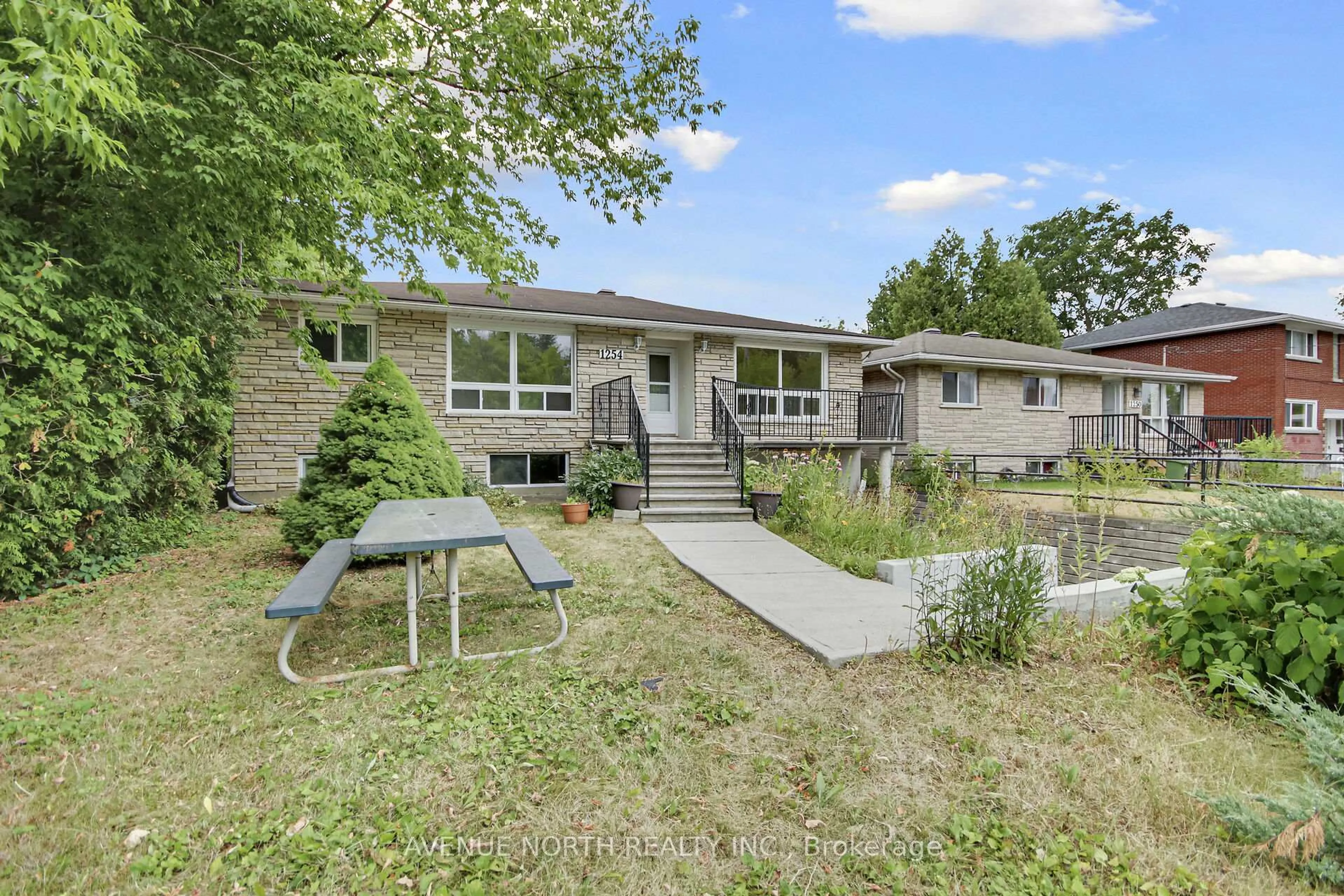 Patio, mountain view for 1254 Heron Rd, Ottawa Ontario K1V 6A9