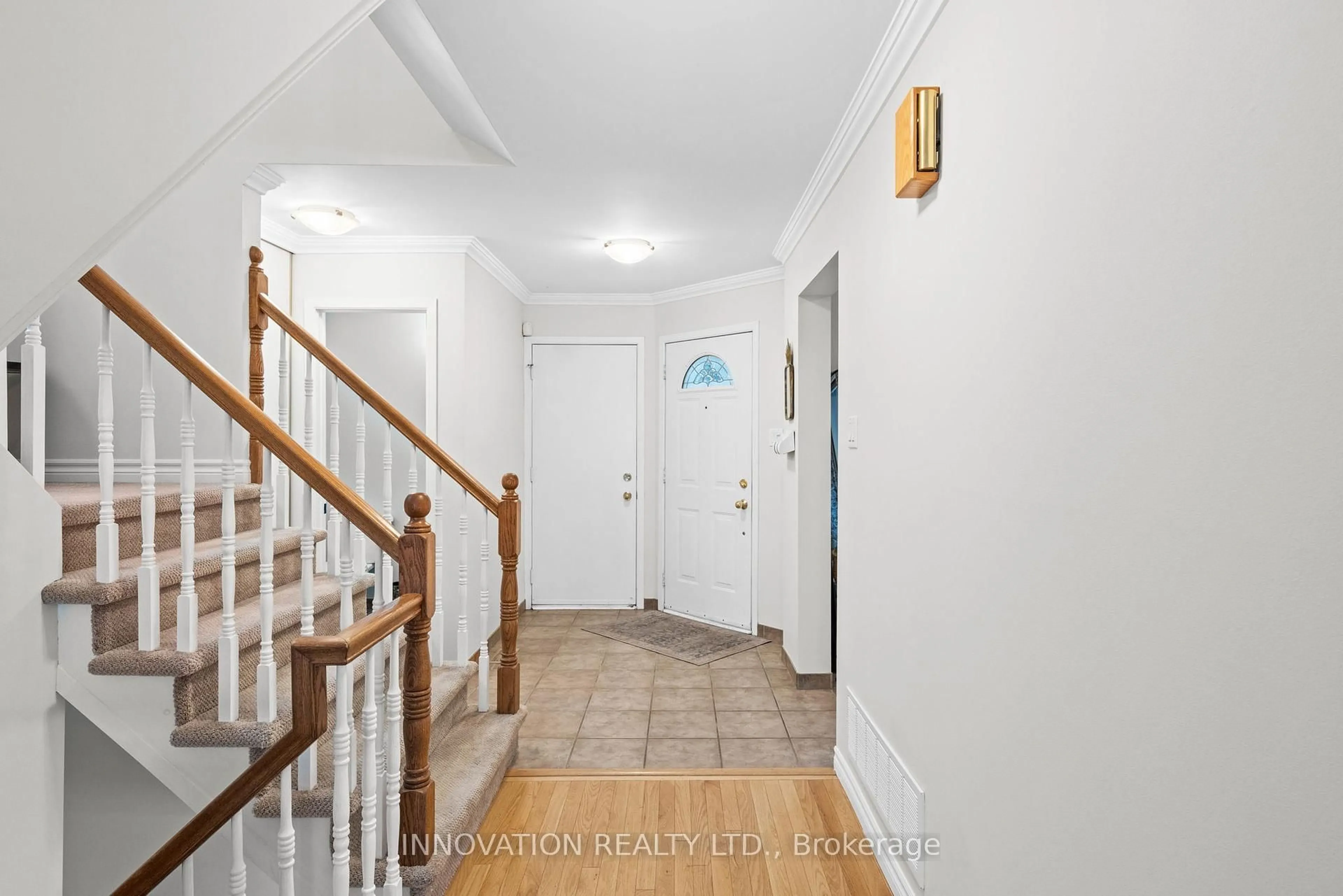 Indoor foyer for 47 Saddle Cres, Ottawa Ontario K1G 5L3