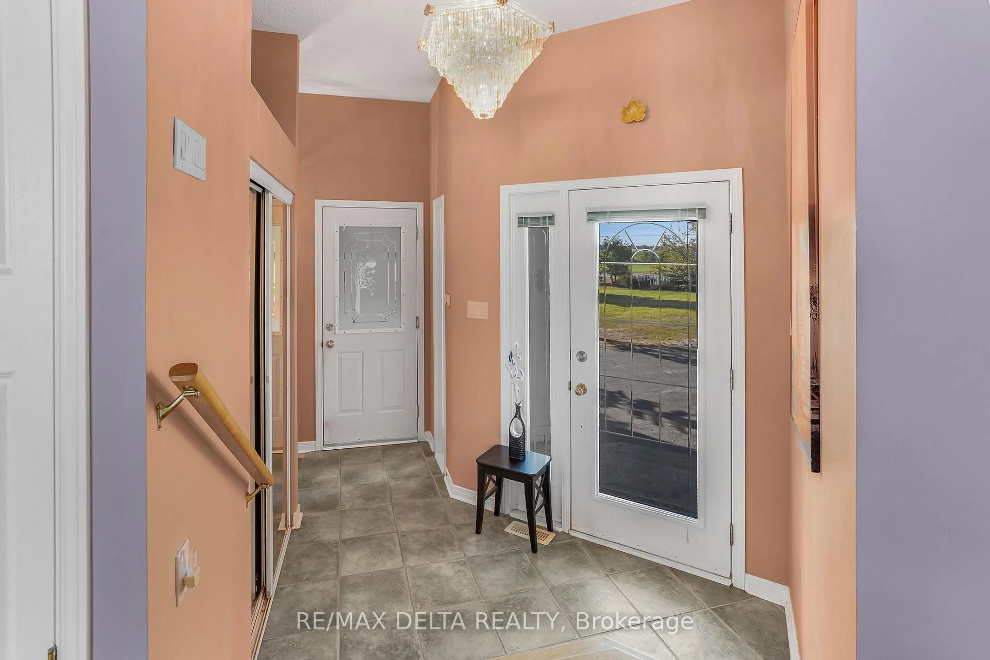 Indoor entryway for 3705 Old Highway 17 Rd, Clarence-Rockland Ontario K4K 1W2