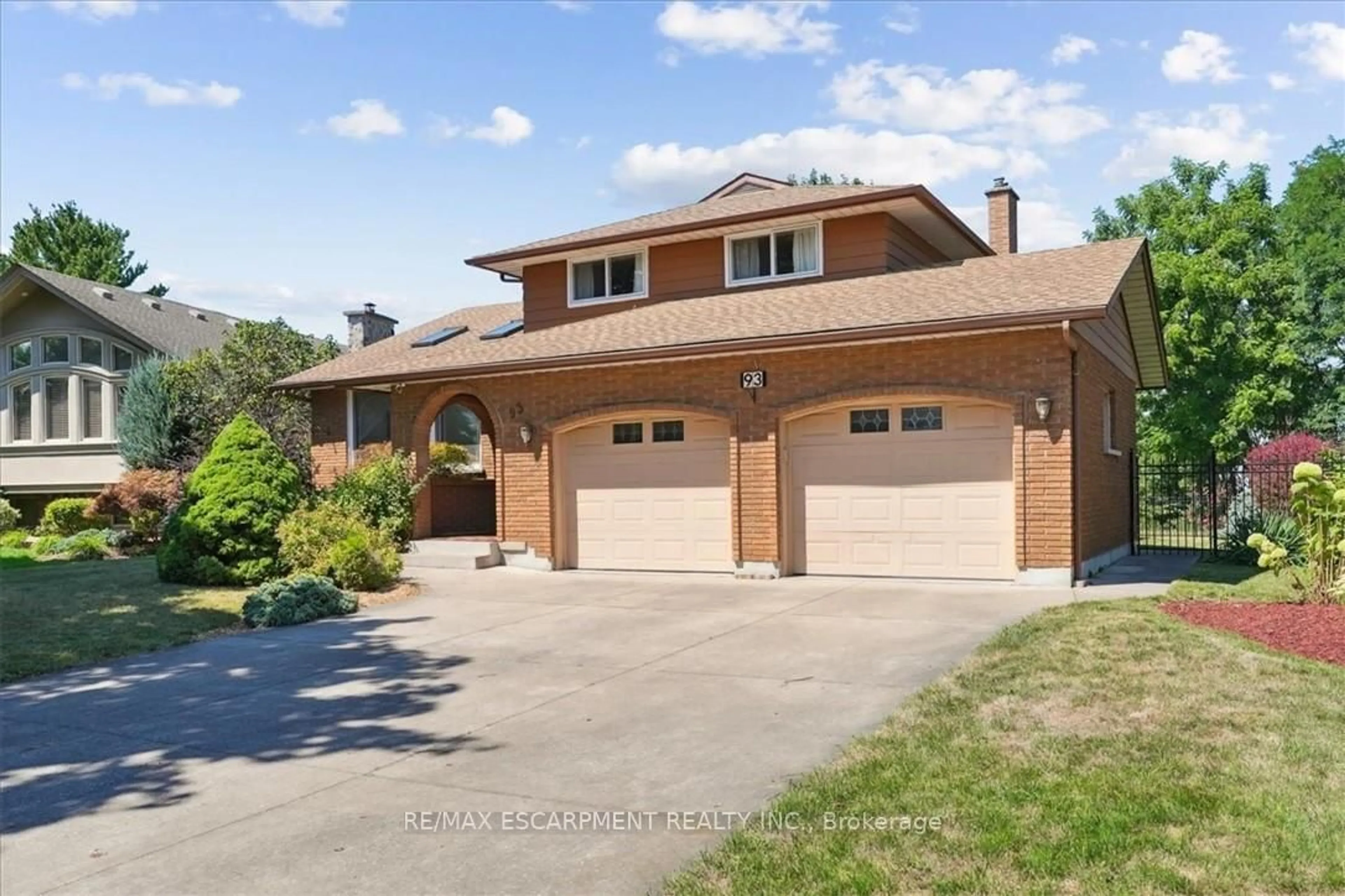 Home with brick exterior material, street for 93 Westgate Park Dr, St. Catharines Ontario L2N 5X1