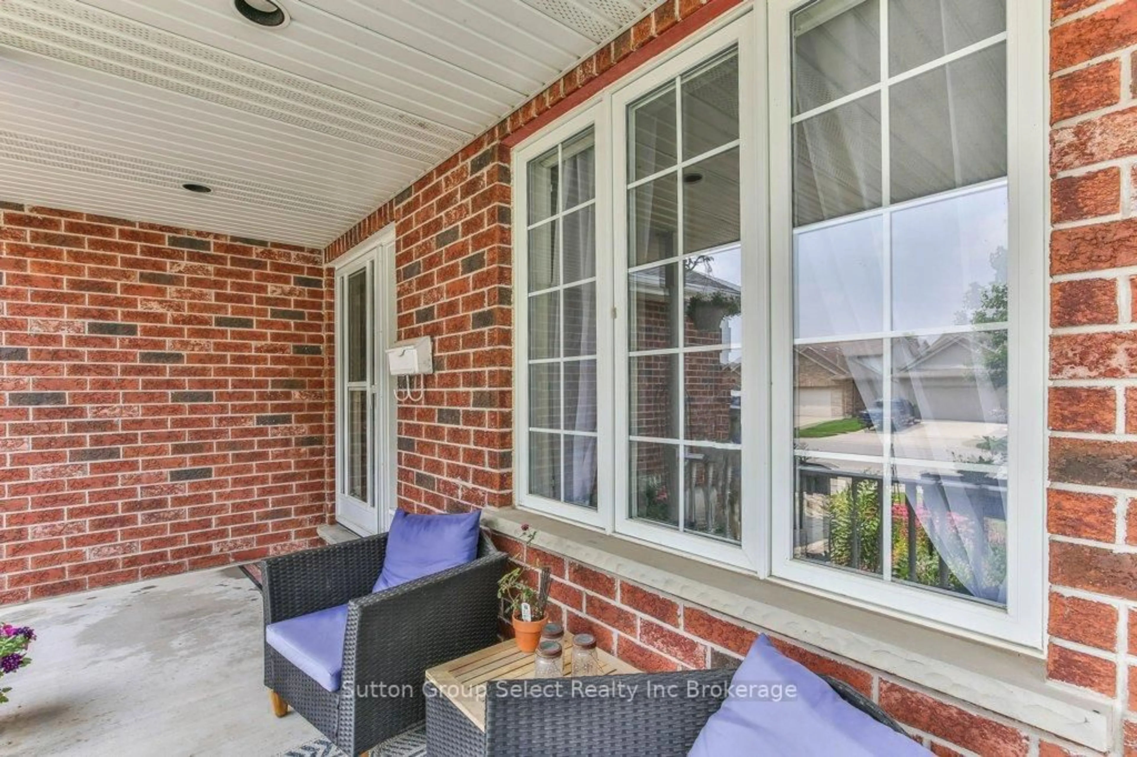 Patio, street for 21 Heron Ave, Woodstock Ontario N4T 1T1