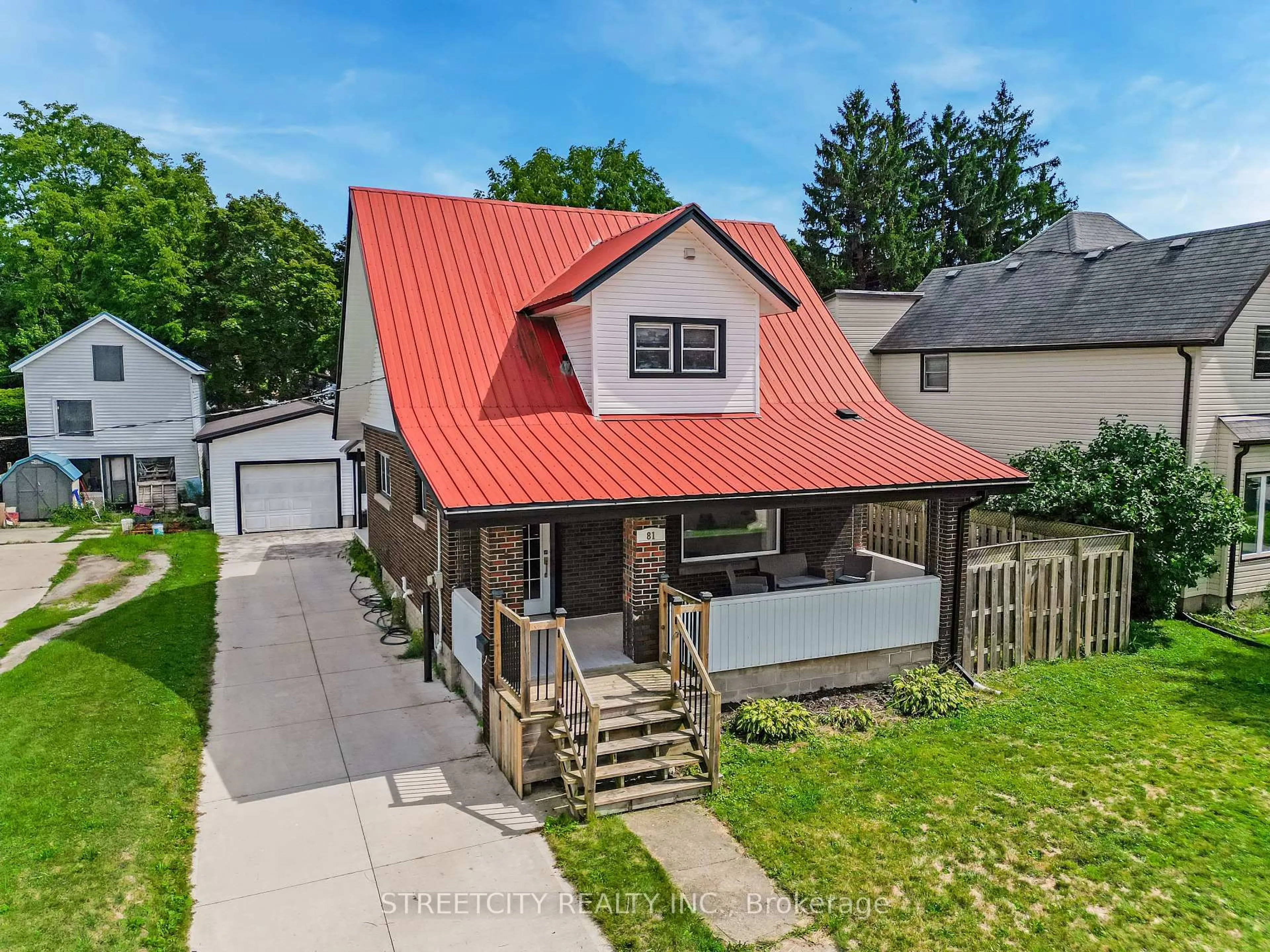 A pic from outside/outdoor area/front of a property/back of a property/a pic from drone, street for 81 HIAWATHA St, St. Thomas Ontario N5P 2T5
