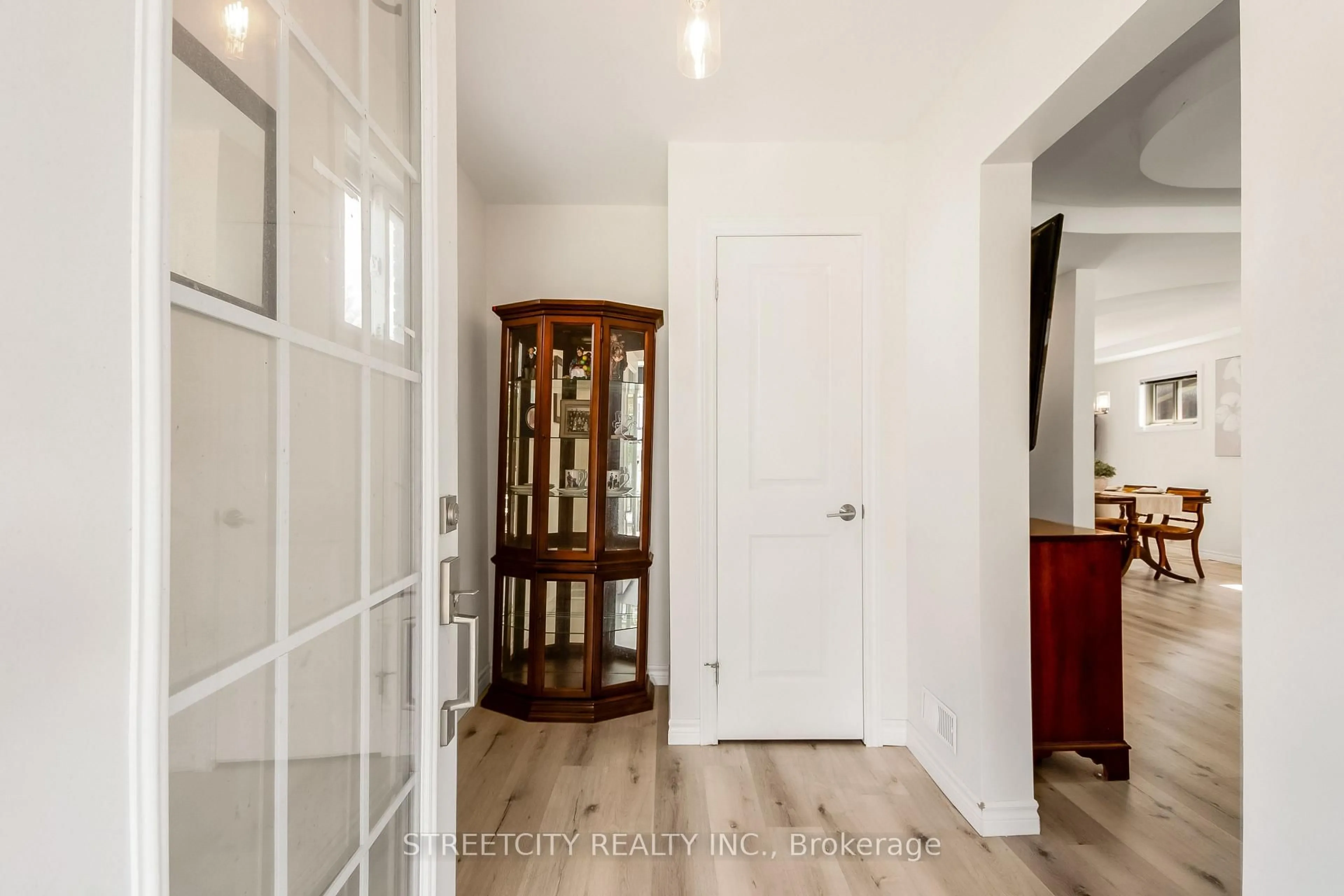 Indoor entryway for 81 HIAWATHA St, St. Thomas Ontario N5P 2T5