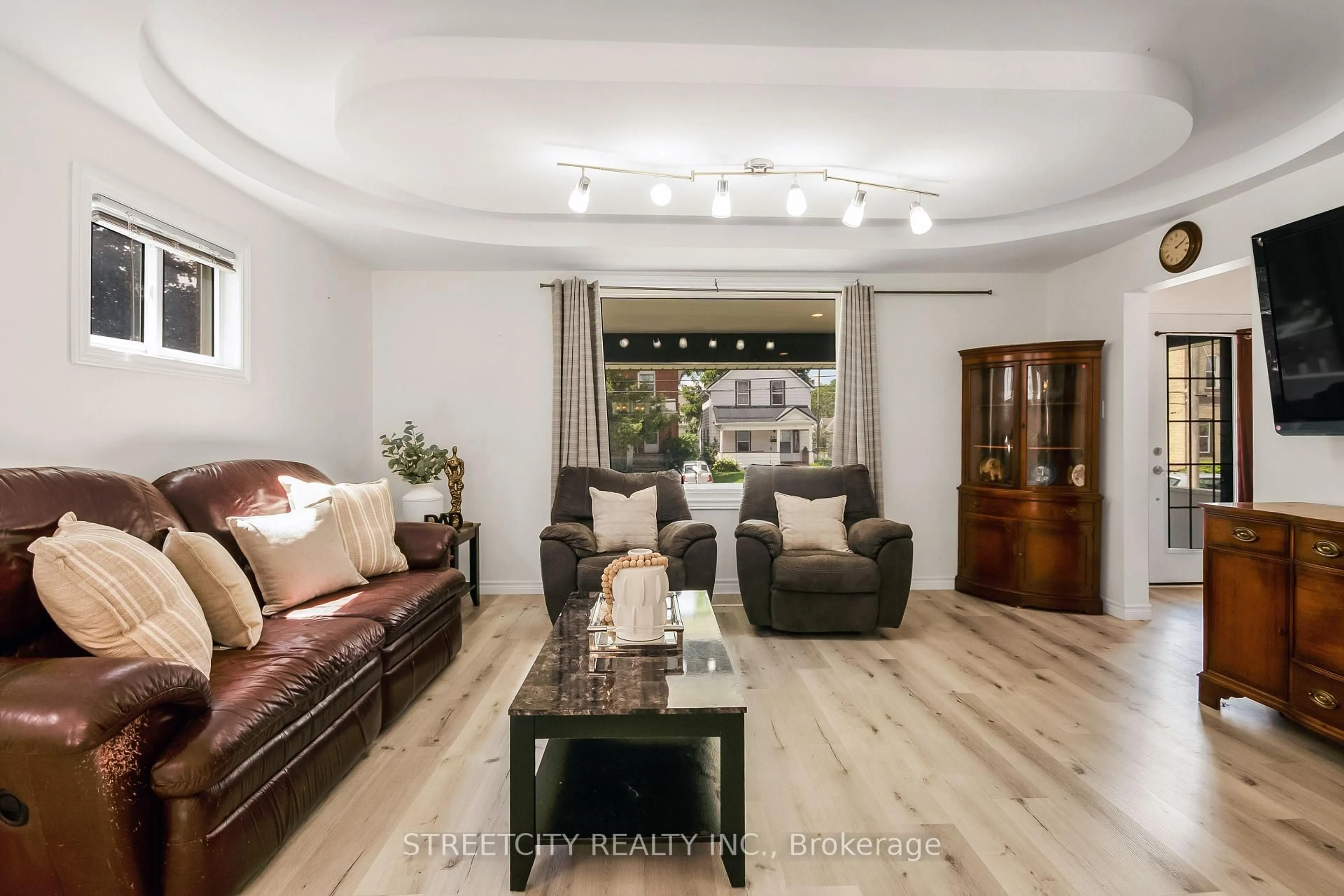 Living room with furniture, wood/laminate floor for 81 HIAWATHA St, St. Thomas Ontario N5P 2T5