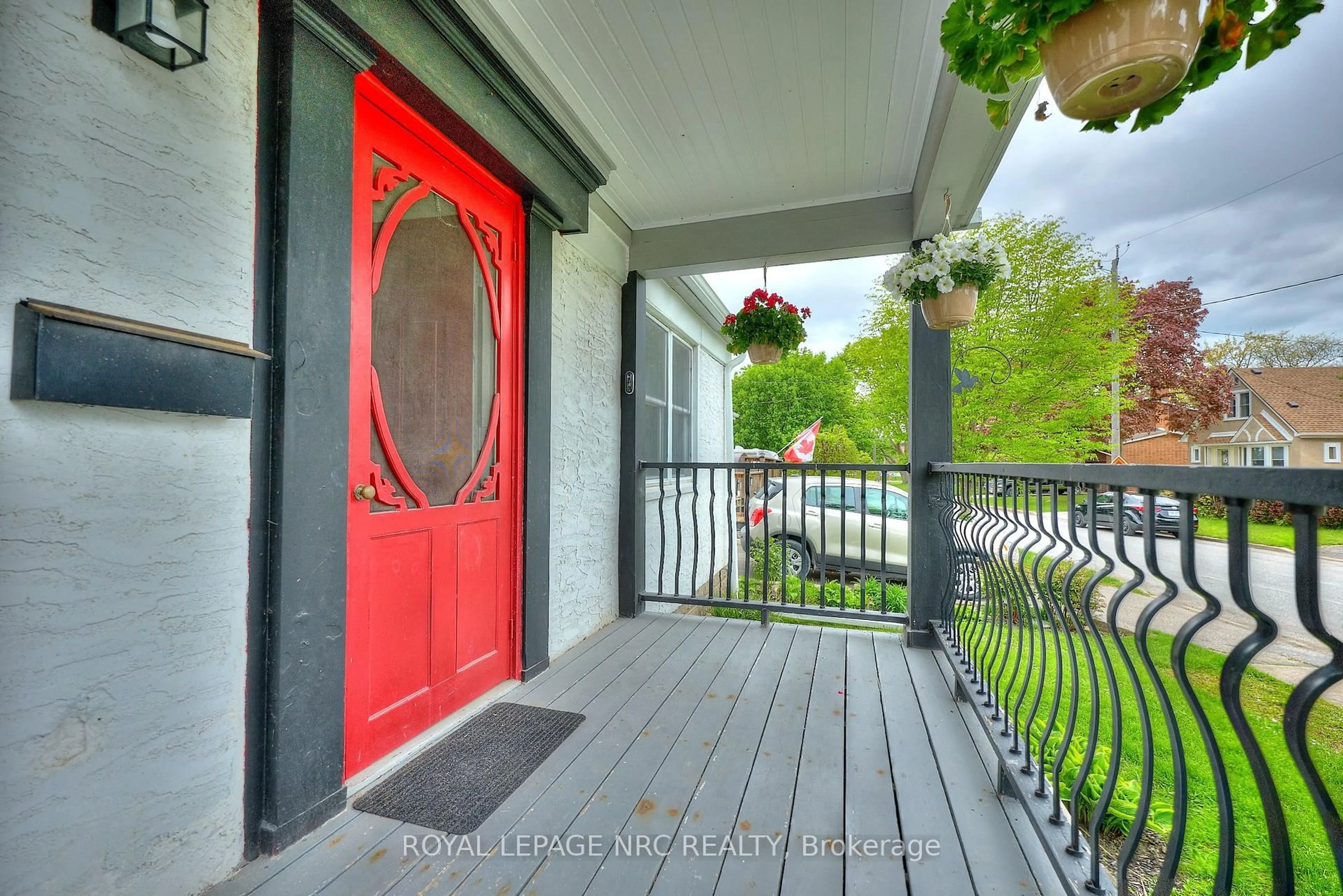 Indoor entryway for 27 Victoria St, St. Catharines Ontario L2S 2L1