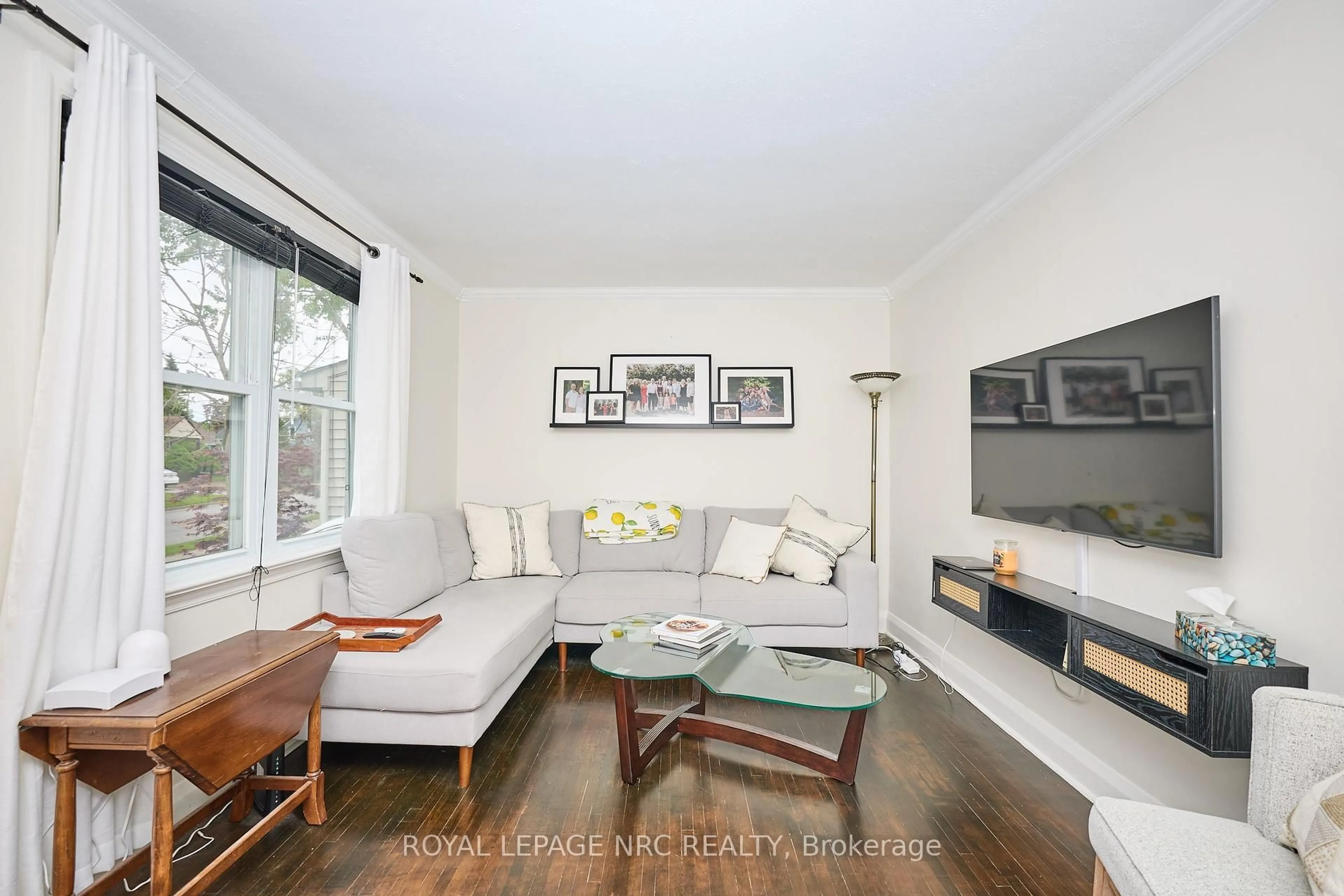 Living room with furniture, unknown for 27 Victoria St, St. Catharines Ontario L2S 2L1