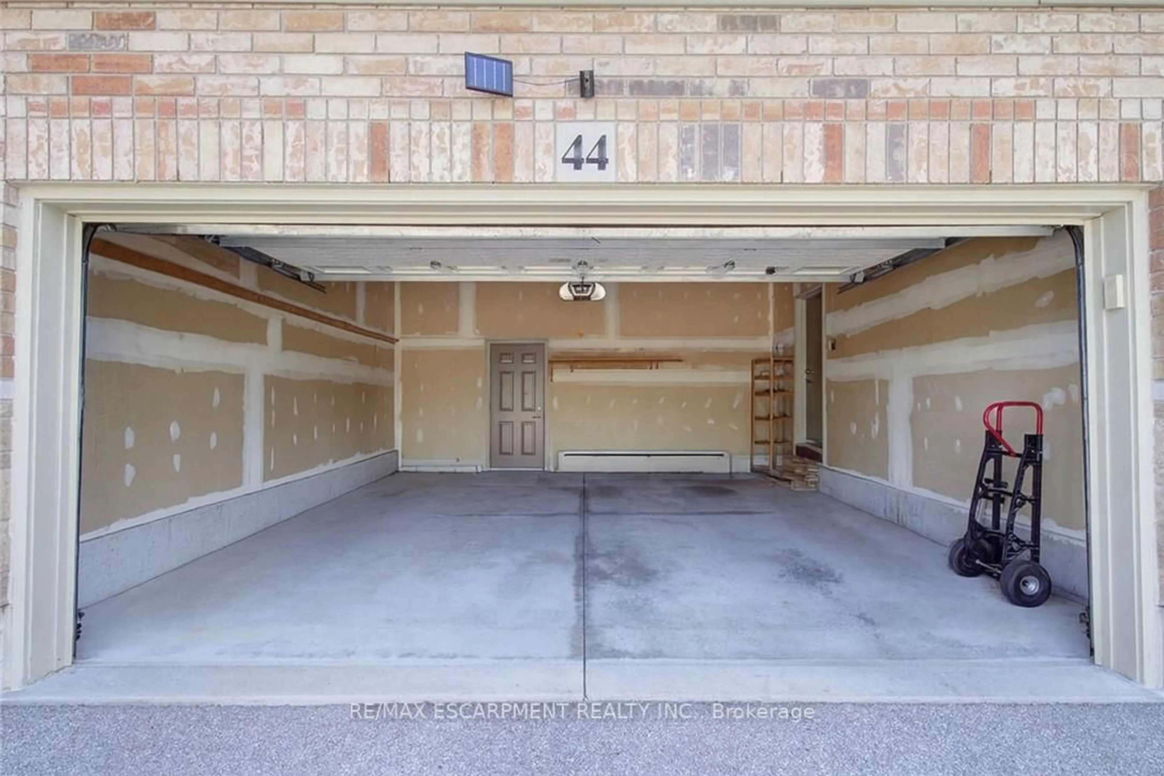 Indoor garage for 44 IRONGATE Dr, Brant Ontario N3L 4G3