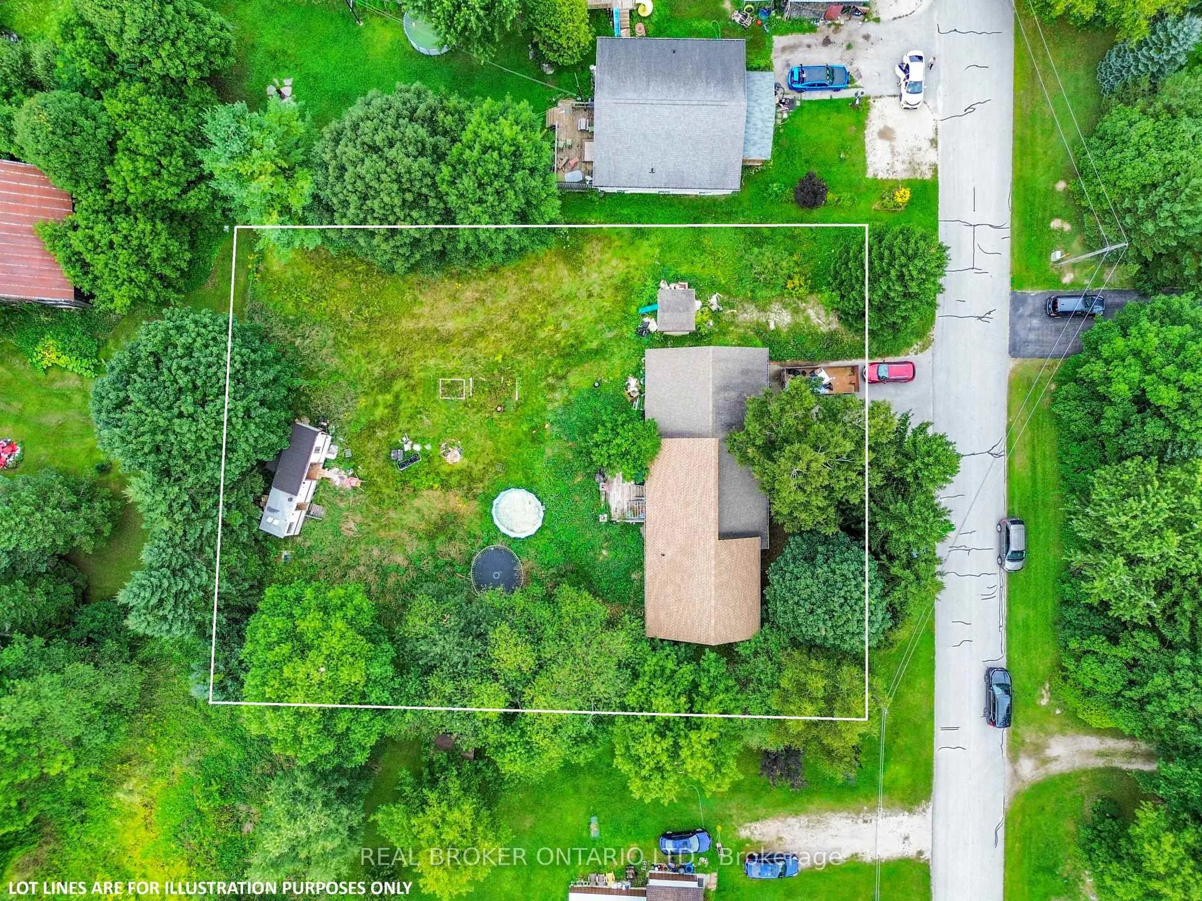 A pic from outside/outdoor area/front of a property/back of a property/a pic from drone, street for 108 GORDON St, Chatsworth Ontario N0H 2V0