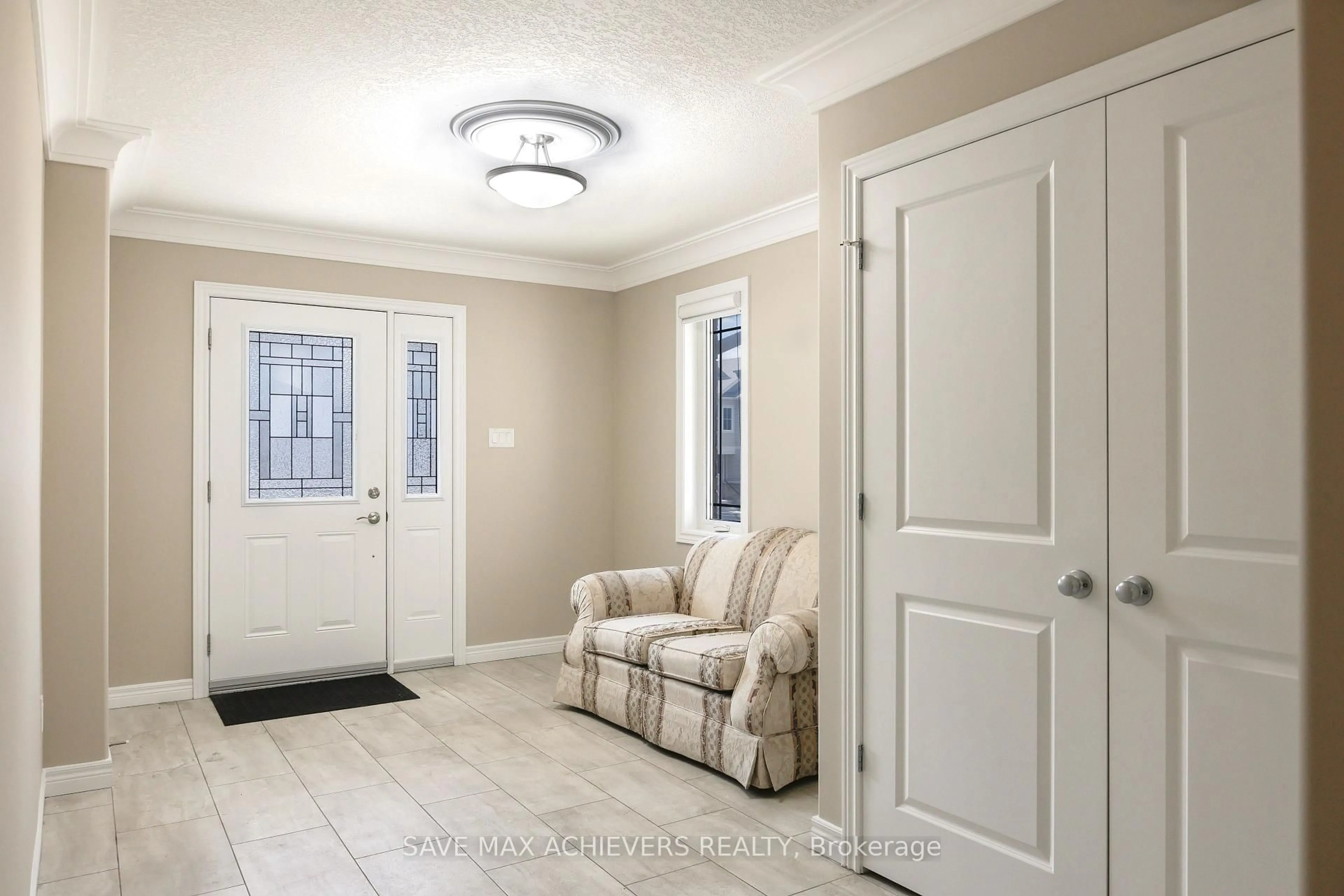 Indoor entryway for 314 Mullighan Gdns, Peterborough North Ontario K9K 0H2