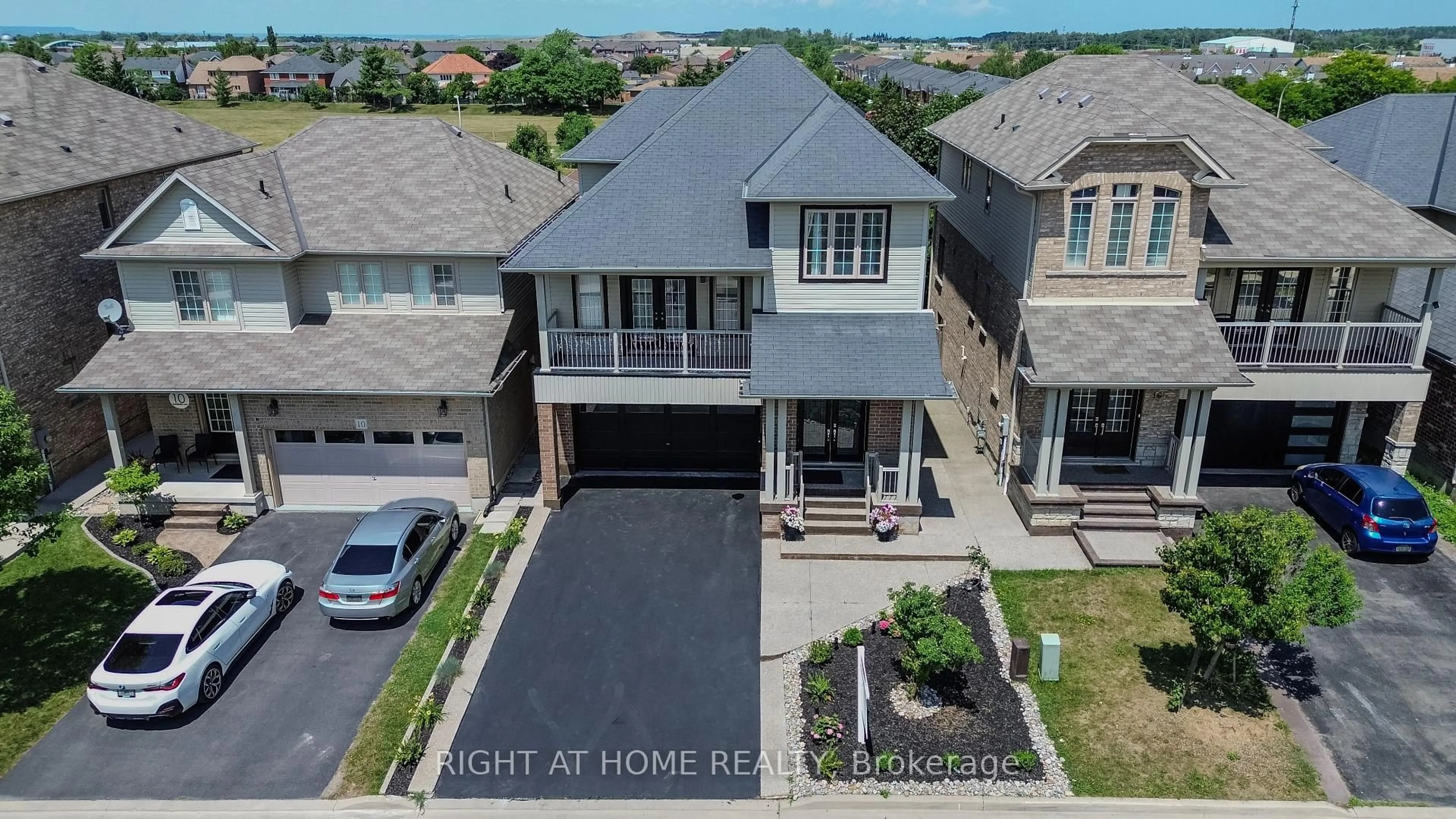 A pic from outside/outdoor area/front of a property/back of a property/a pic from drone, street for 12 Bankfield Cres, Hamilton Ontario L8J 0B9
