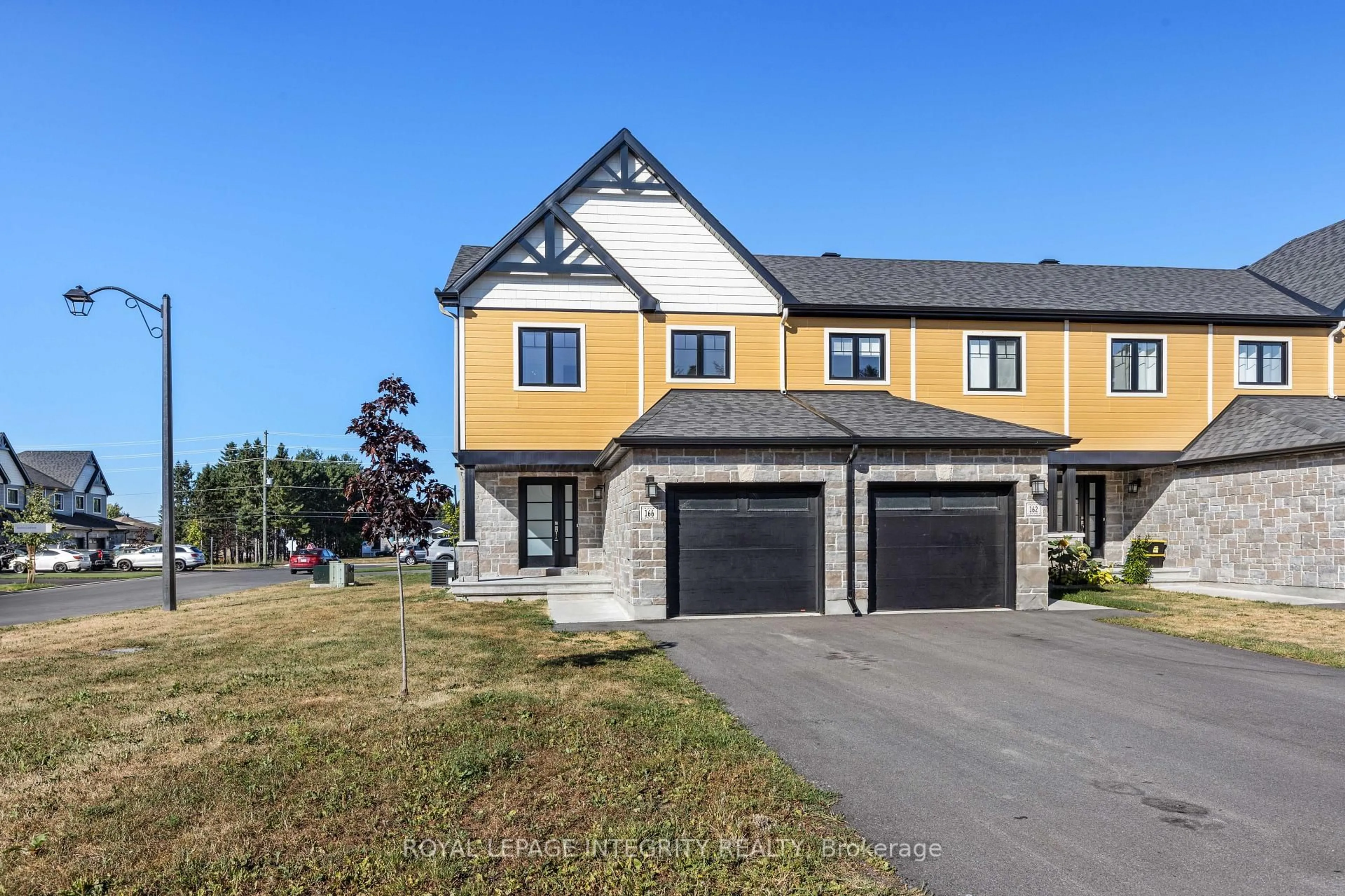 A pic from outside/outdoor area/front of a property/back of a property/a pic from drone, street for 166 Dion Ave, Clarence-Rockland Ontario K4K 0M2