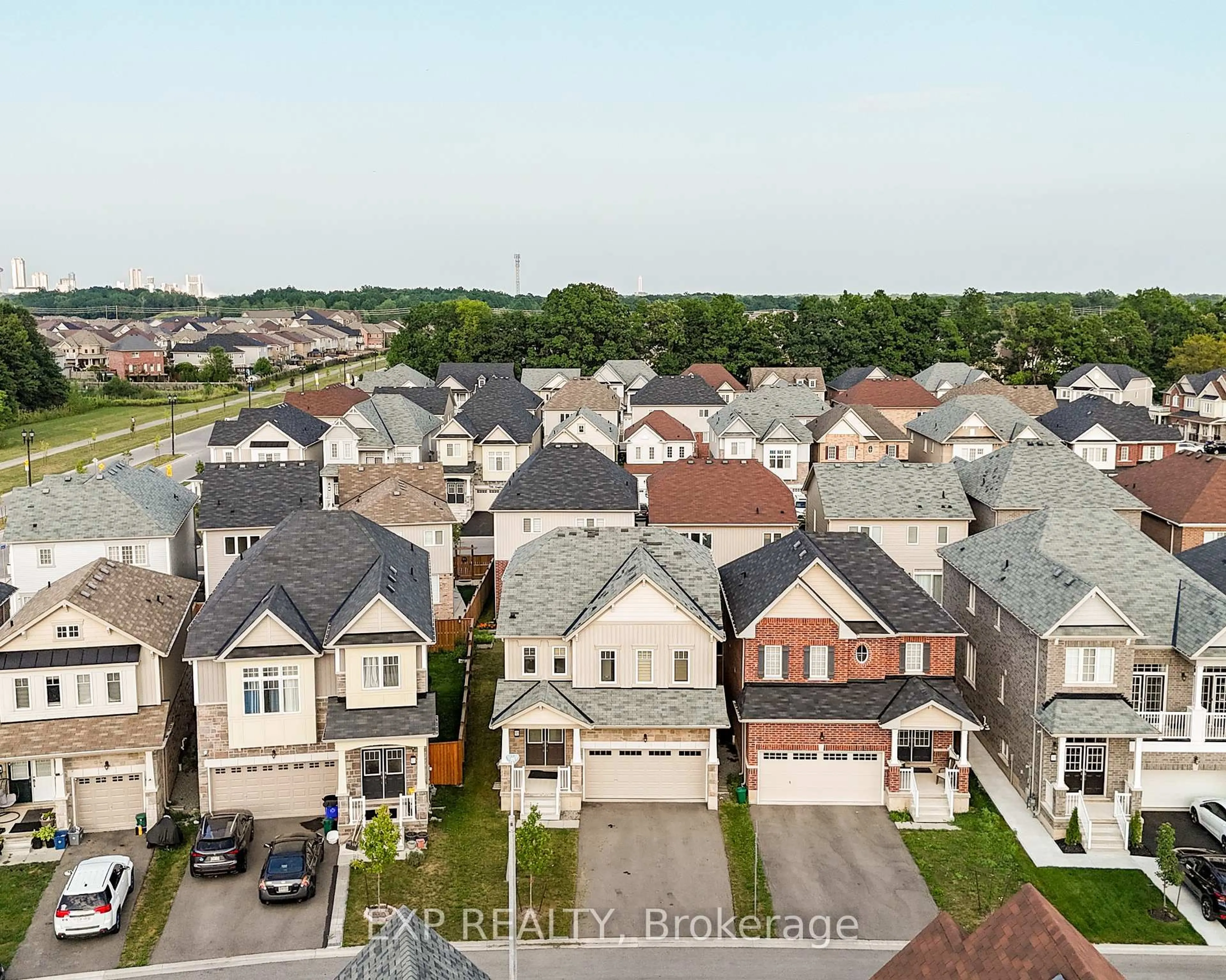 A pic from outside/outdoor area/front of a property/back of a property/a pic from drone, unknown for 8005 Odell Cres, Niagara Falls Ontario L2H 3R7