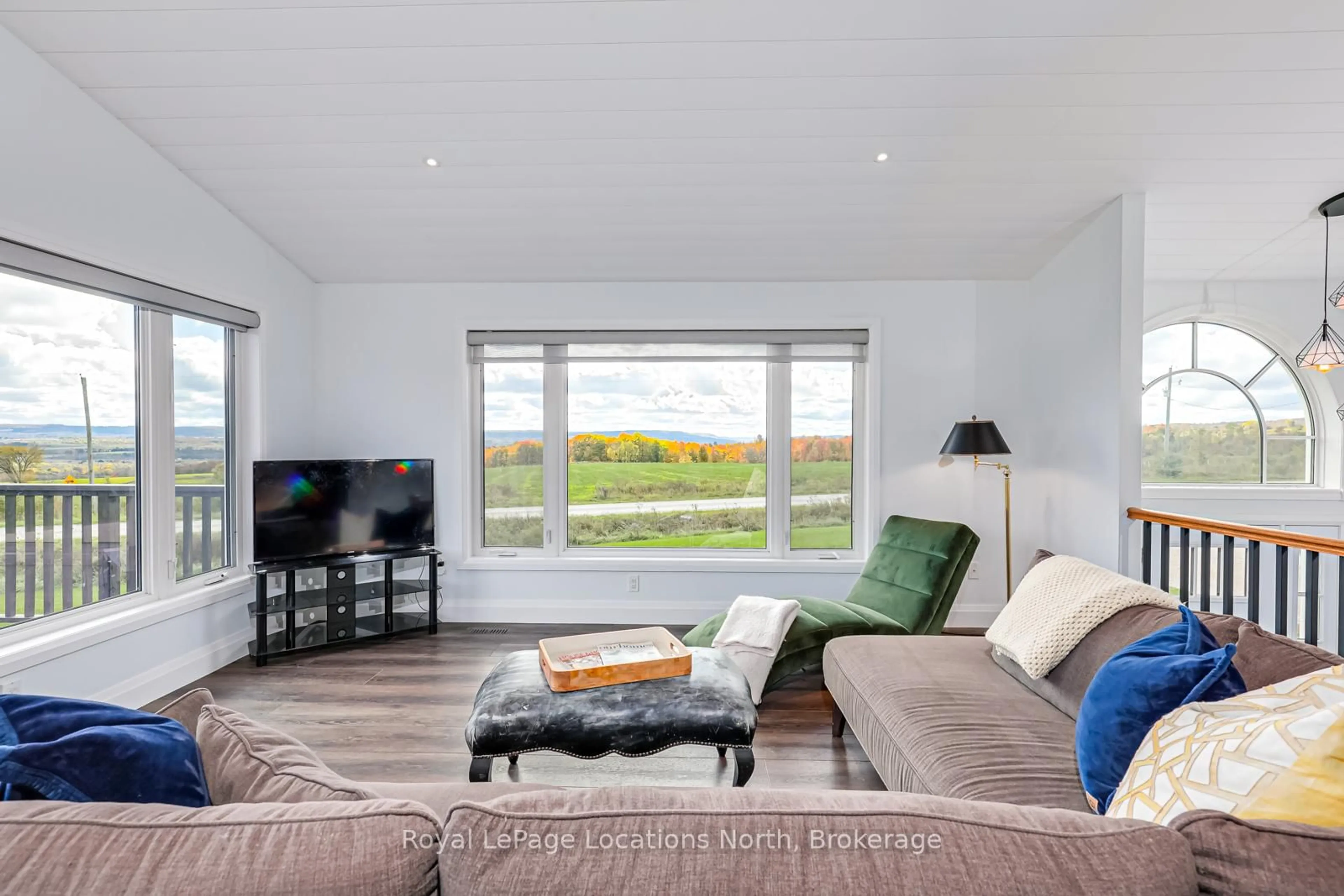 Living room with furniture, unknown for 807151 25 Sdrd, Grey Highlands Ontario N0H 1N0