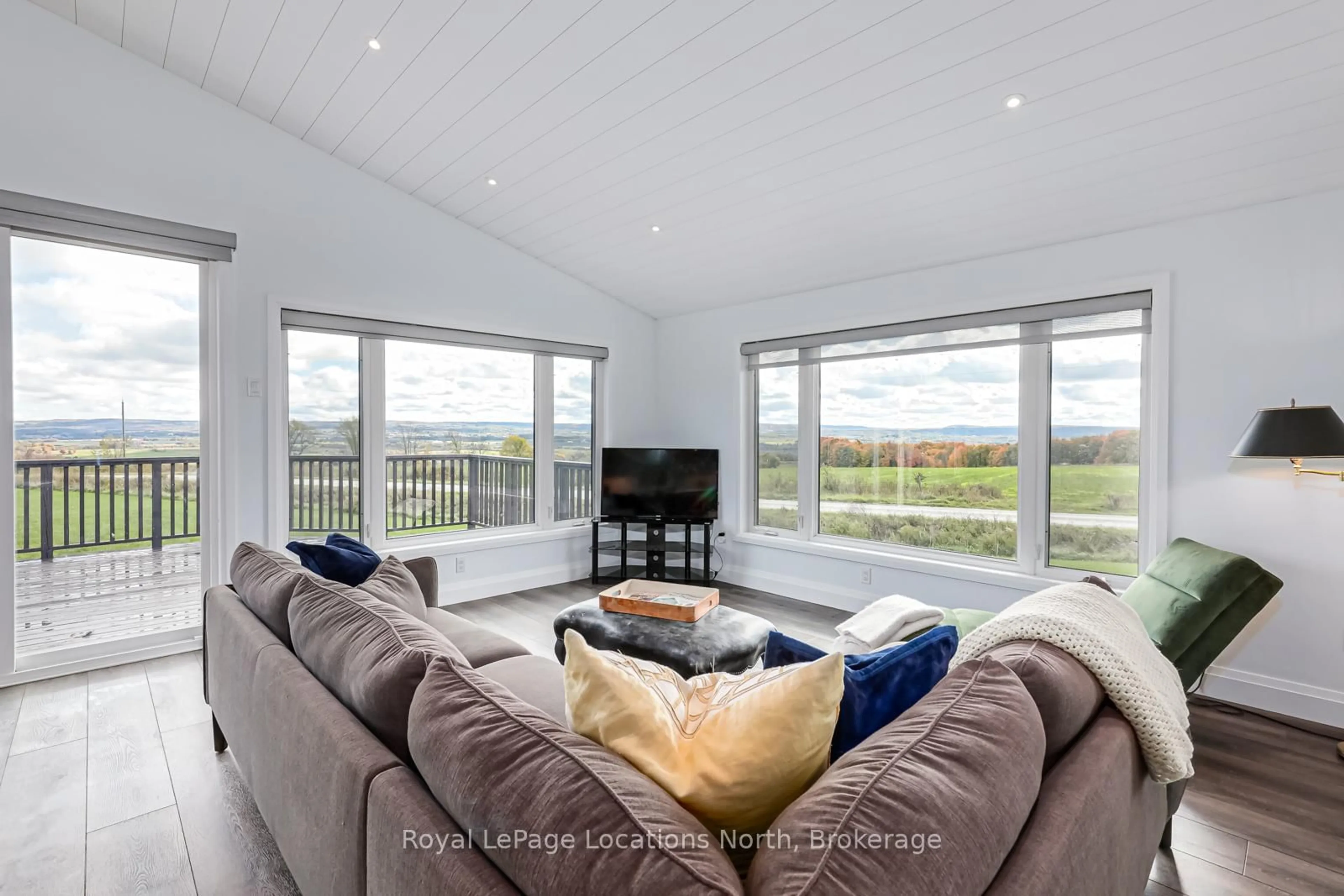 Living room with furniture, unknown for 807151 25 Sdrd, Grey Highlands Ontario N0H 1N0