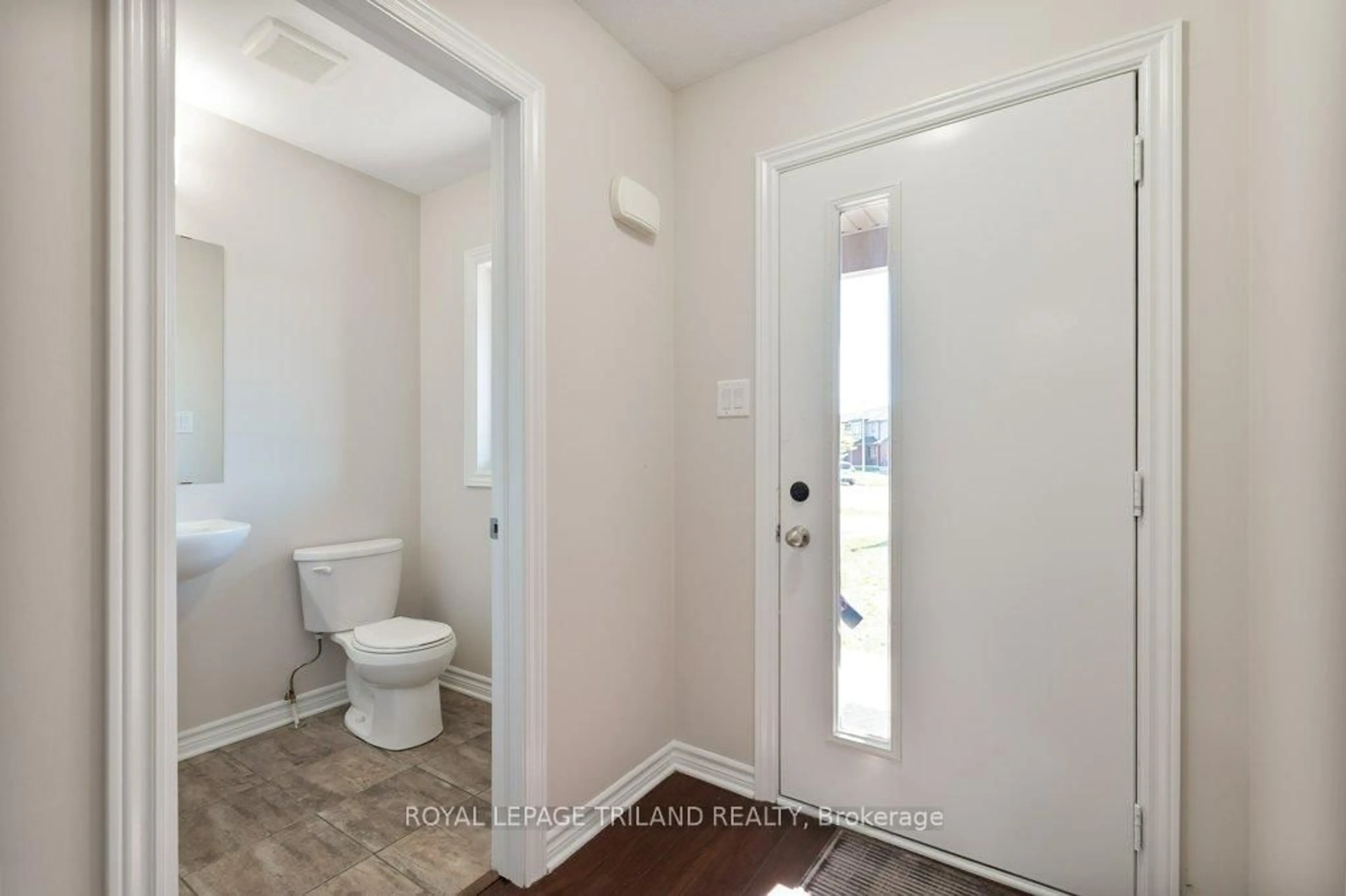 Indoor entryway for 1299 Michael Circ, London East Ontario N5V 2G9