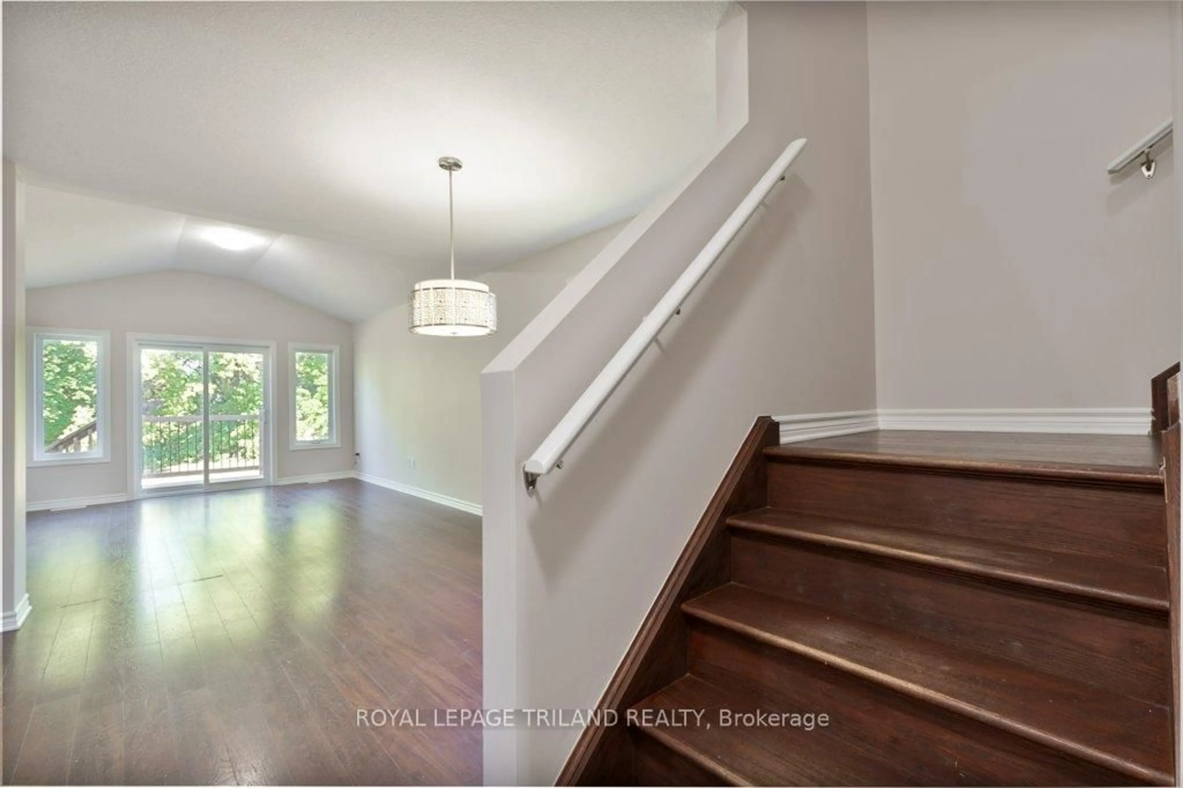Indoor entryway for 1299 Michael Circ, London East Ontario N5V 2G9