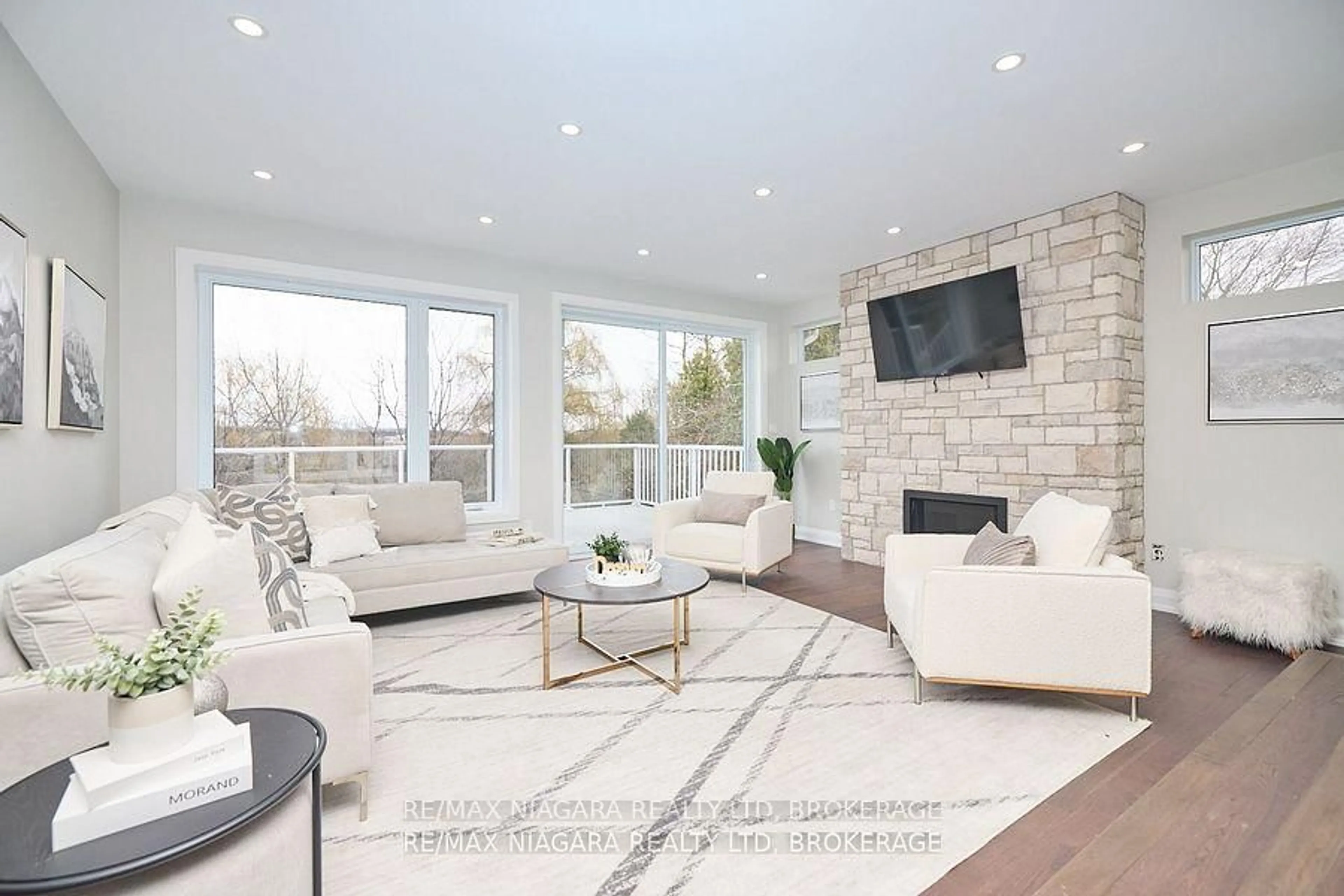 Living room with furniture, unknown for 3873 Glenview Dr, Lincoln Ontario L0R 2C0