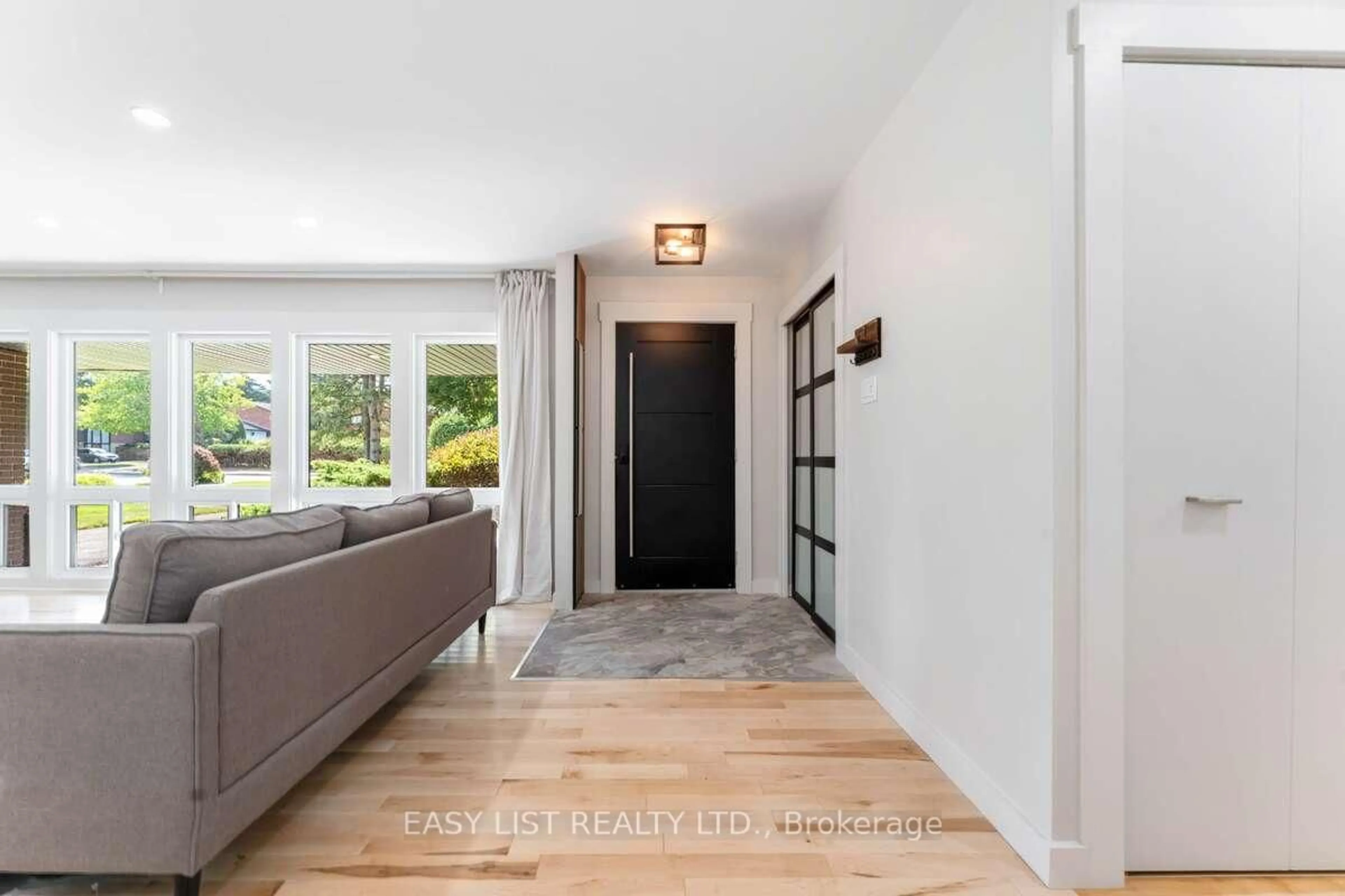 Indoor entryway for 15 Leacock Dr, Ottawa Ontario K2K 1R6