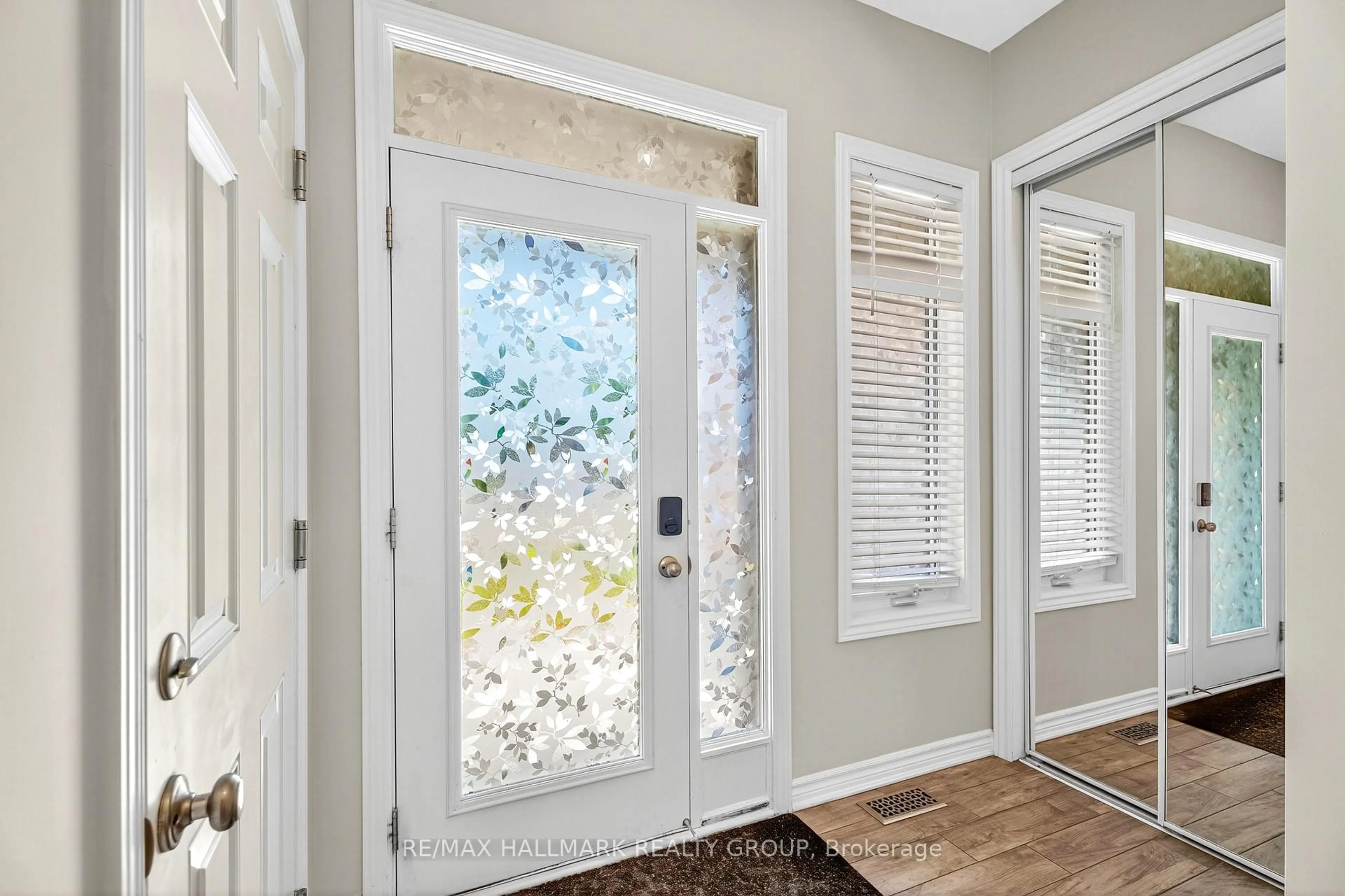 Indoor entryway for 115 Pictou Cres, Ottawa Ontario K2V 0R2