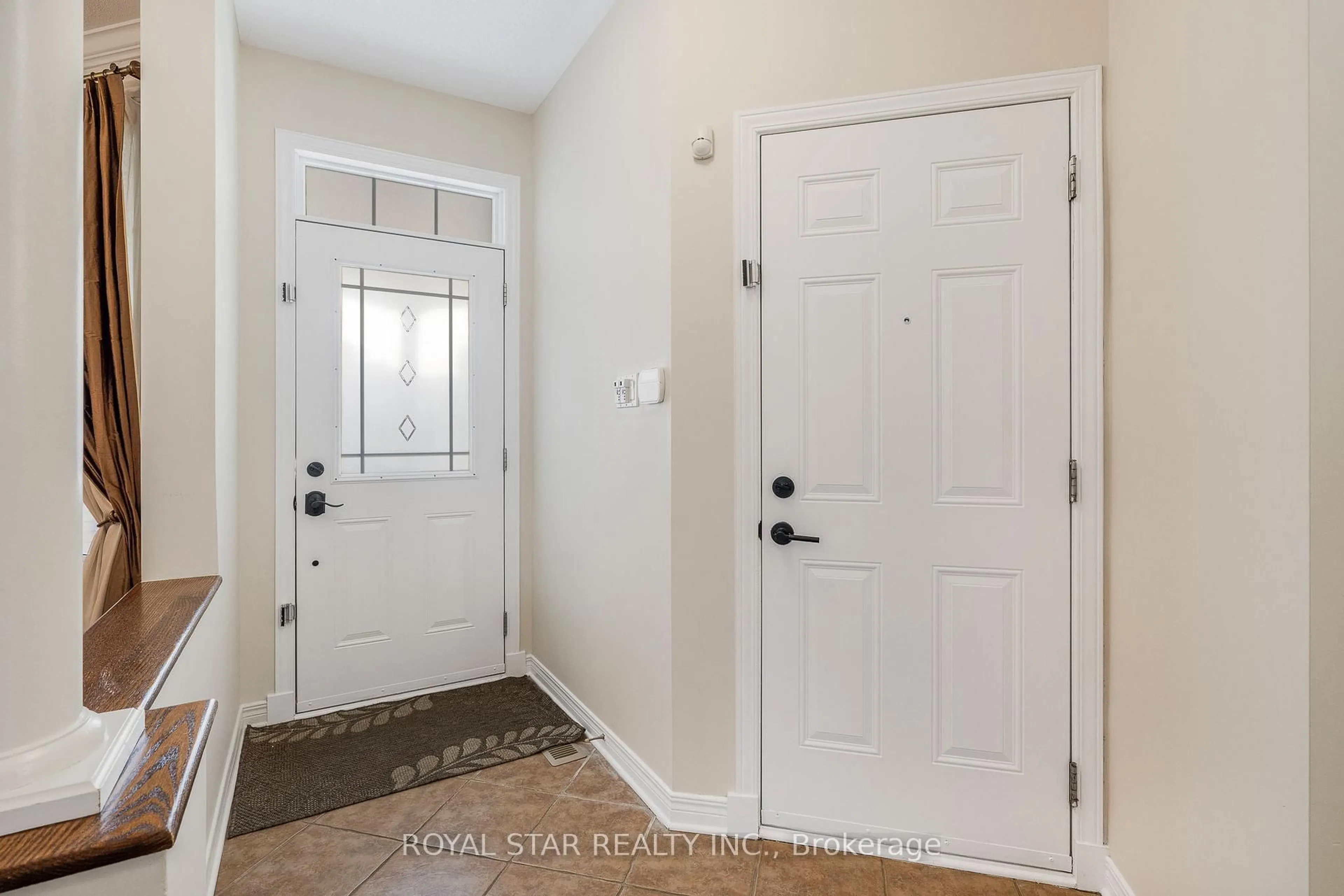 Indoor entryway for 846 Feather Moss Way, Ottawa Ontario K1V 1X2