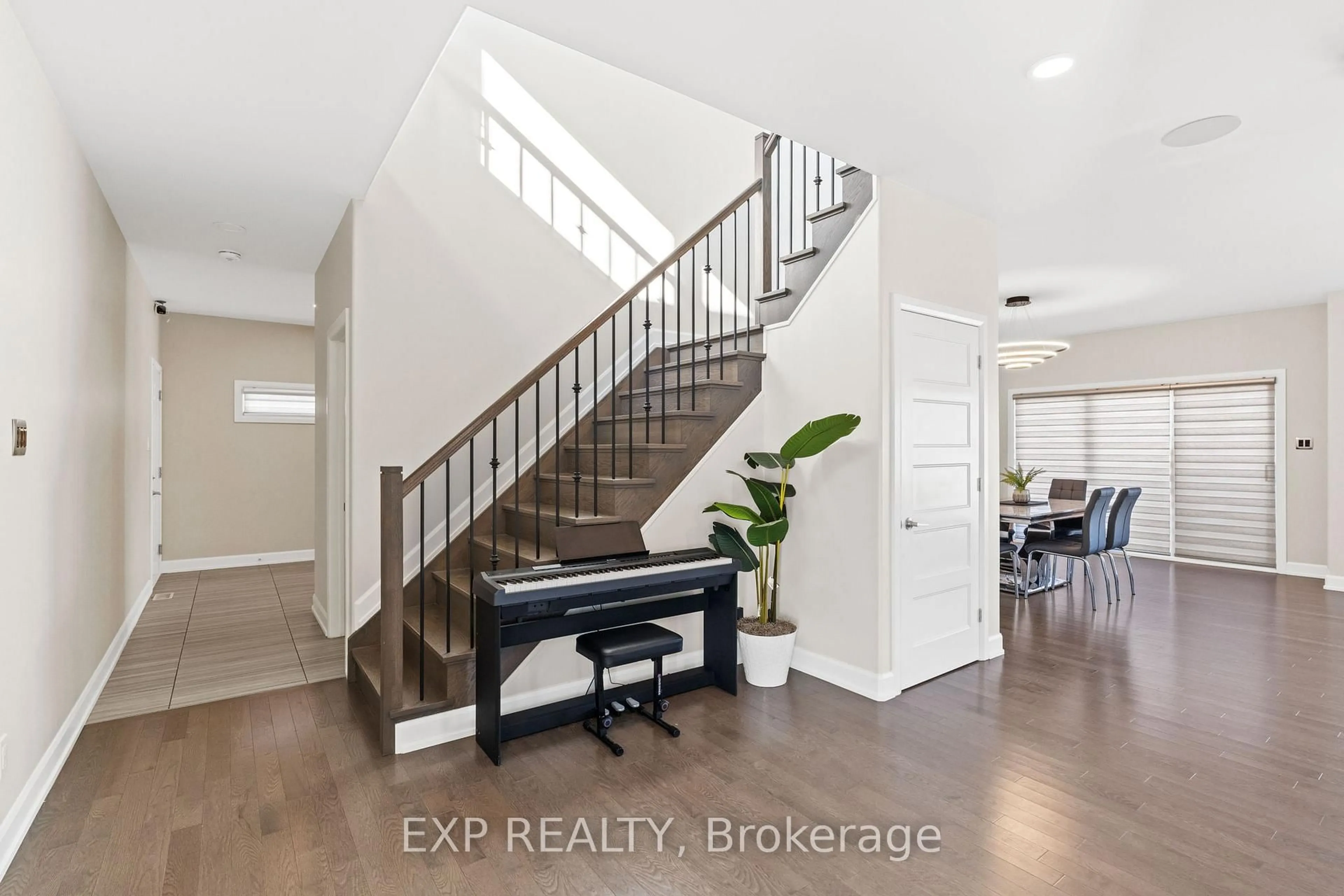 Indoor entryway for 524 Lucent St, Russell Ontario K4R 0G3