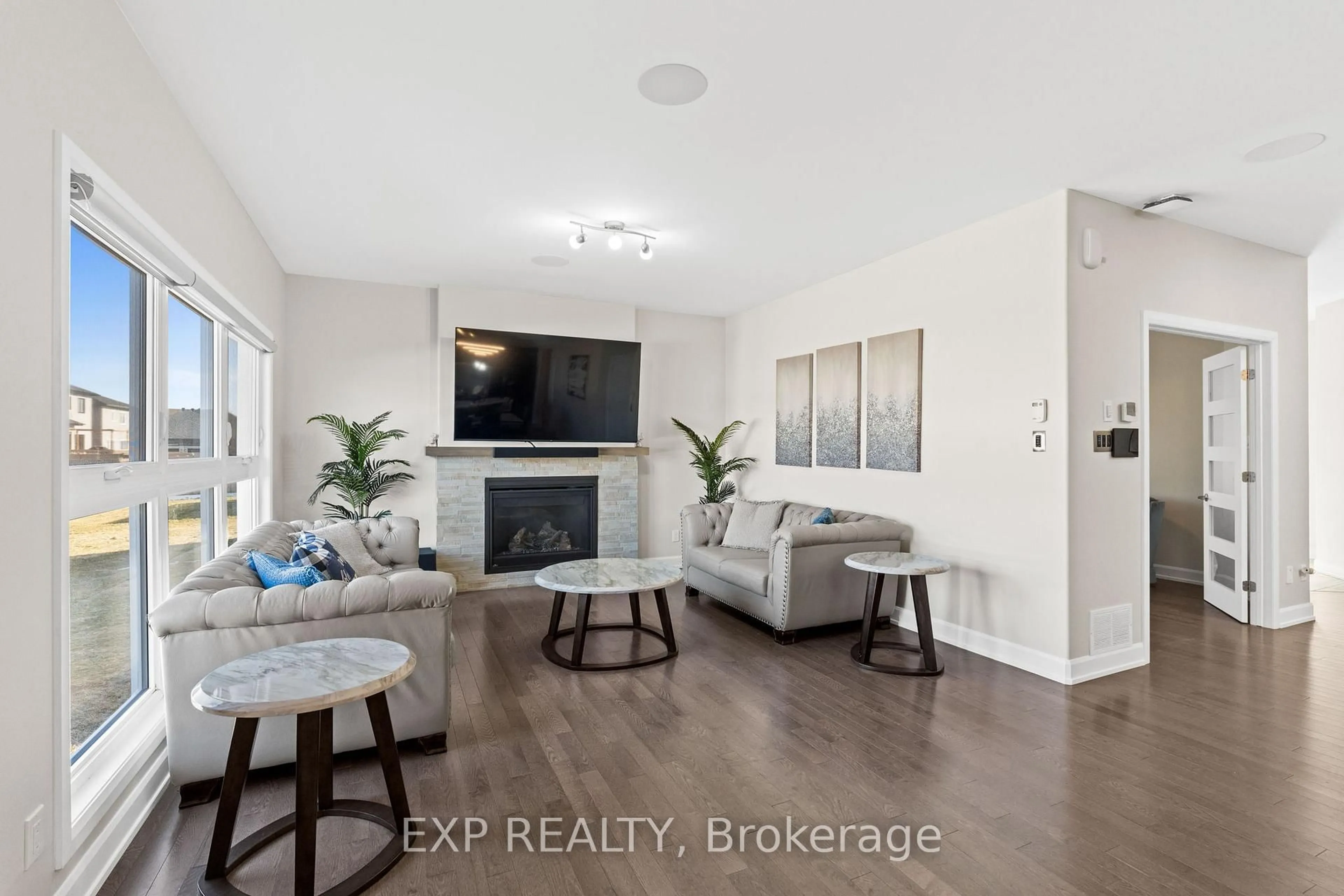 Living room with furniture, unknown for 524 Lucent St, Russell Ontario K4R 0G3