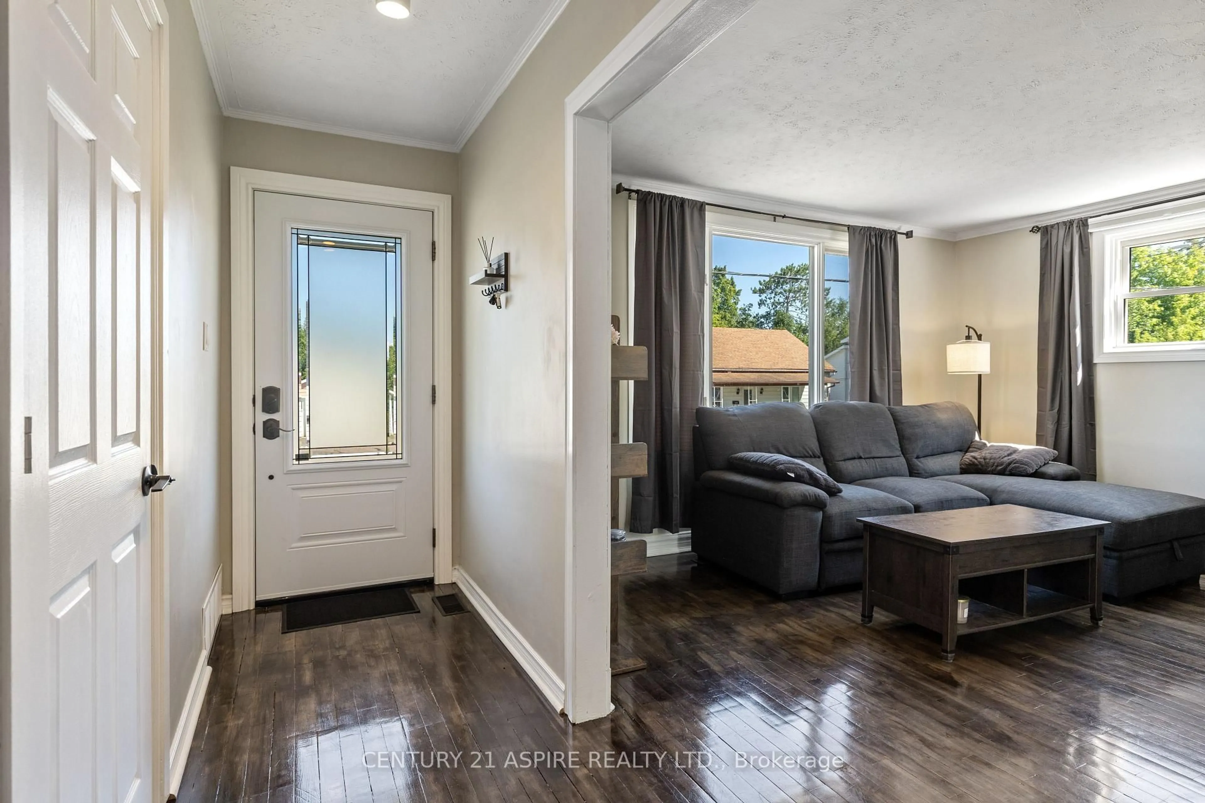 Indoor entryway for 496 Wilbert St, Pembroke Ontario K8A 3G6