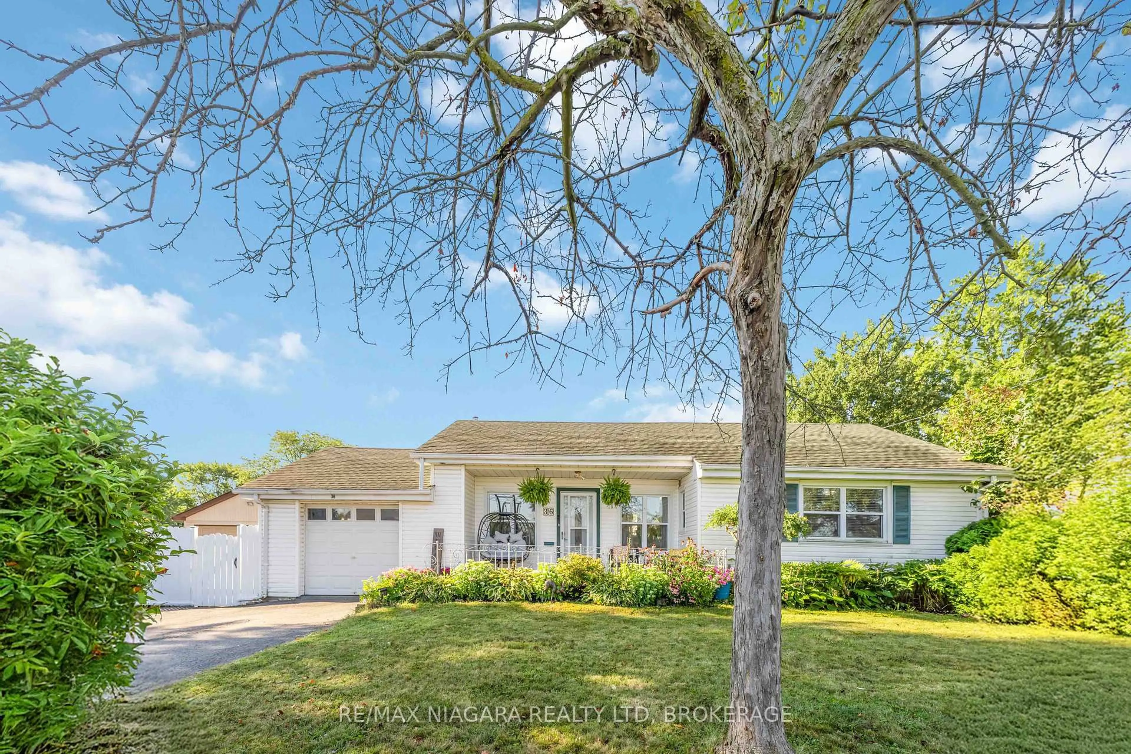 Home with vinyl exterior material, street for 36 Admiral Rd, St. Catharines Ontario L2P 1G6
