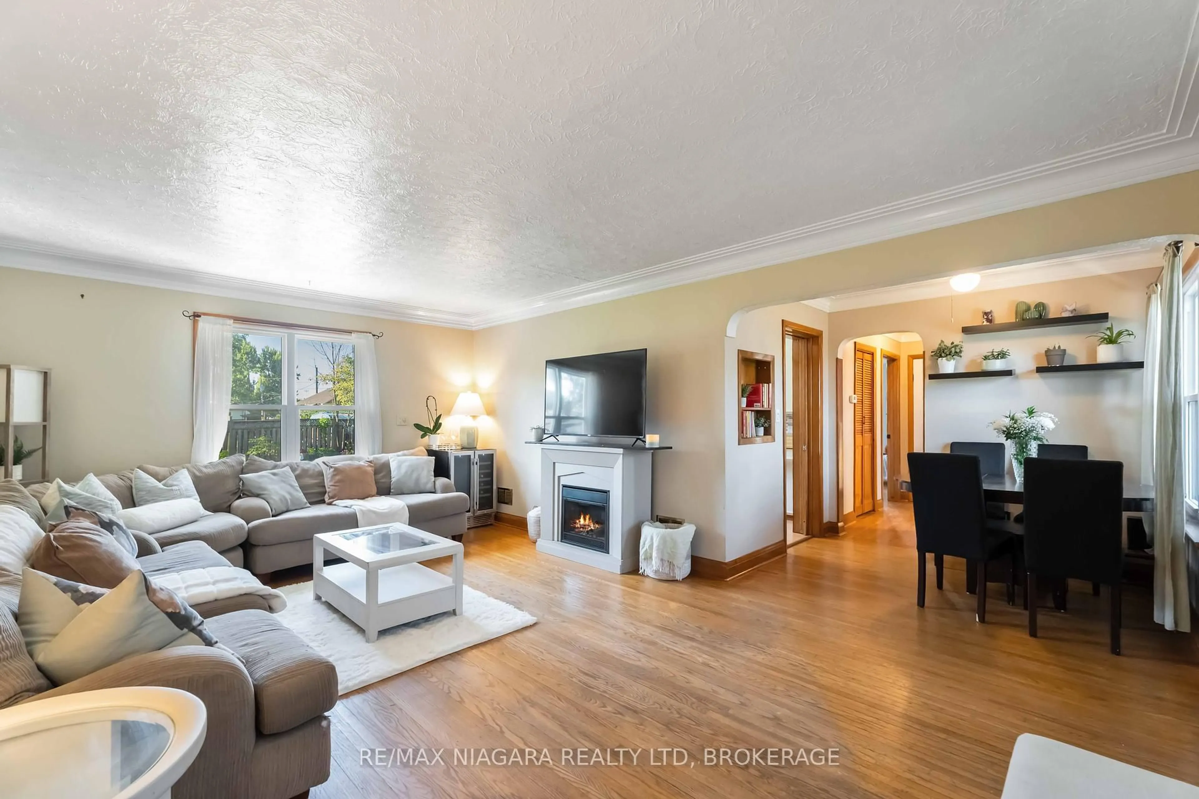 Living room with furniture, wood/laminate floor for 36 Admiral Rd, St. Catharines Ontario L2P 1G6