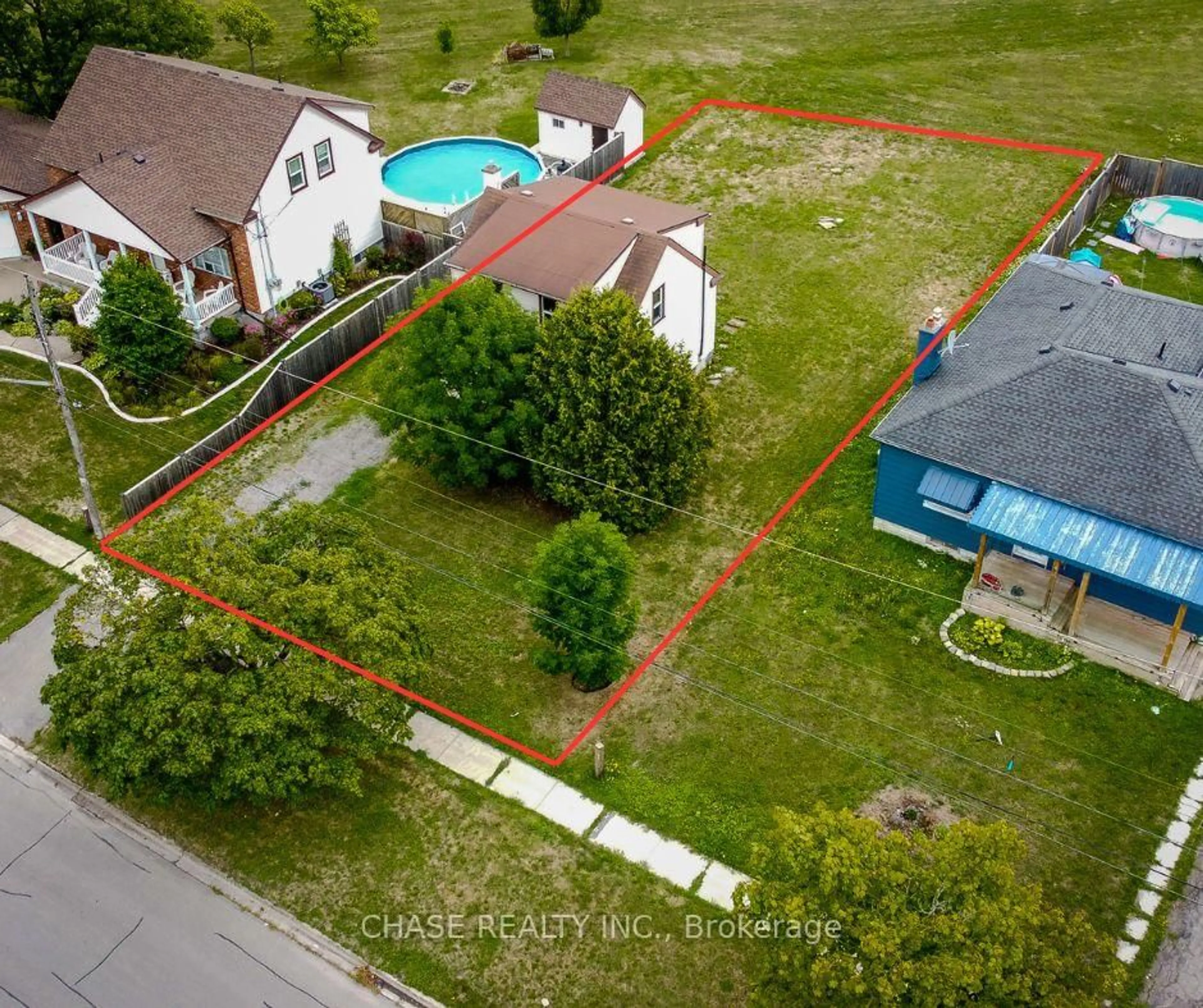 A pic from outside/outdoor area/front of a property/back of a property/a pic from drone, street for 107 Saint George St, Welland Ontario L3C 5N5